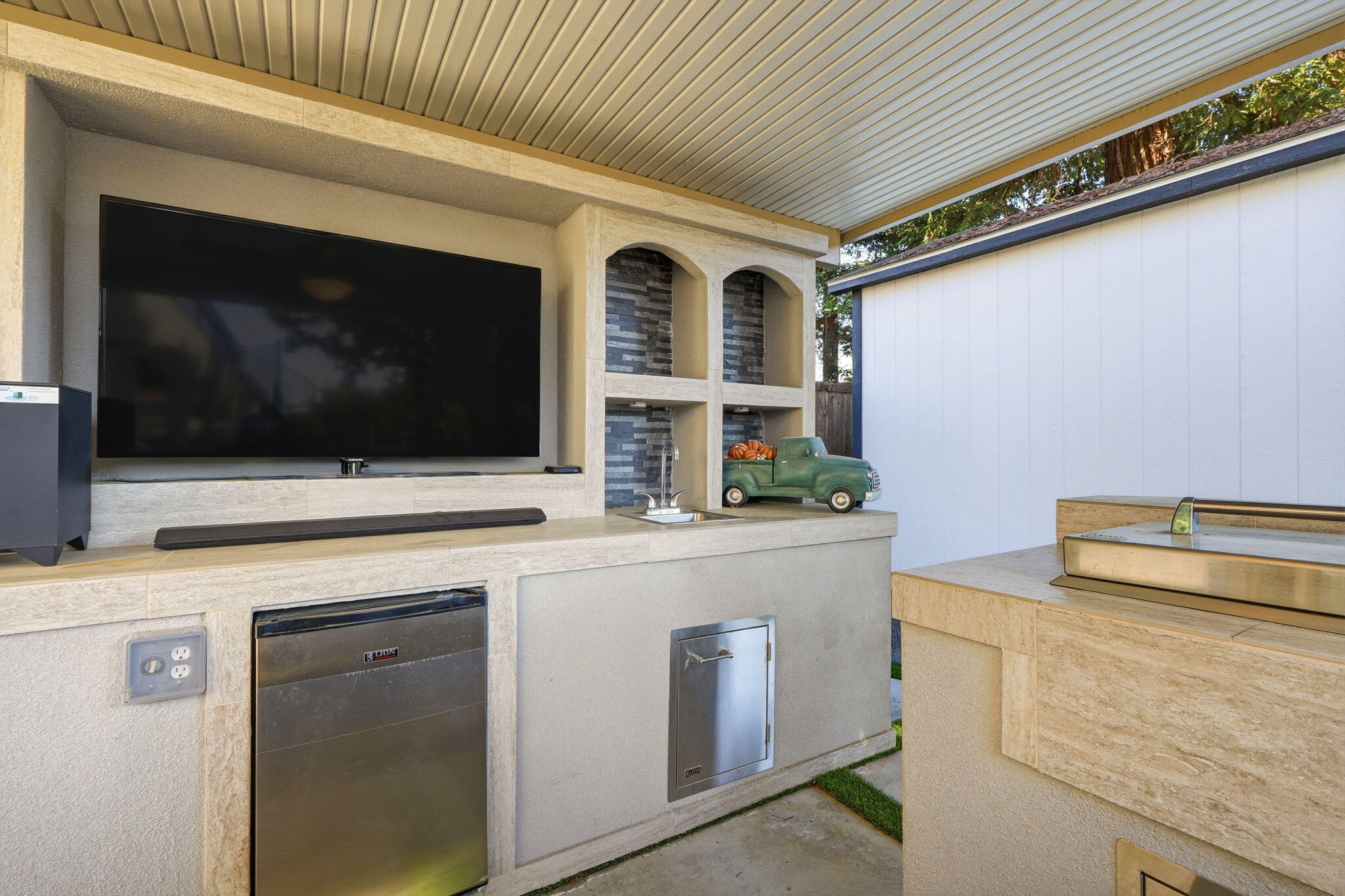 3939 W W Robinwood Ct, Visalia, CA 93291