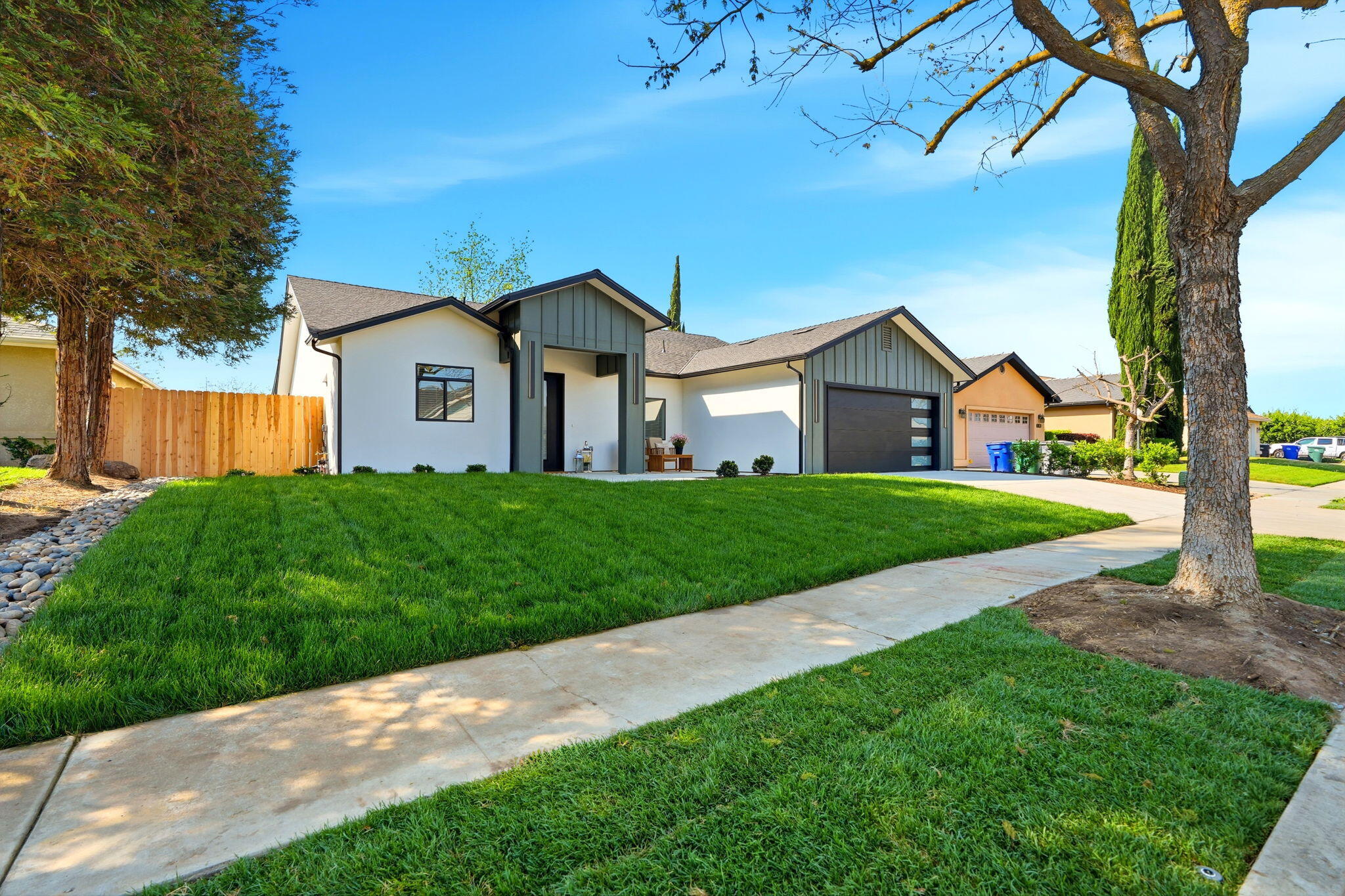 1370 Meadow Ave, Exeter, CA 93221