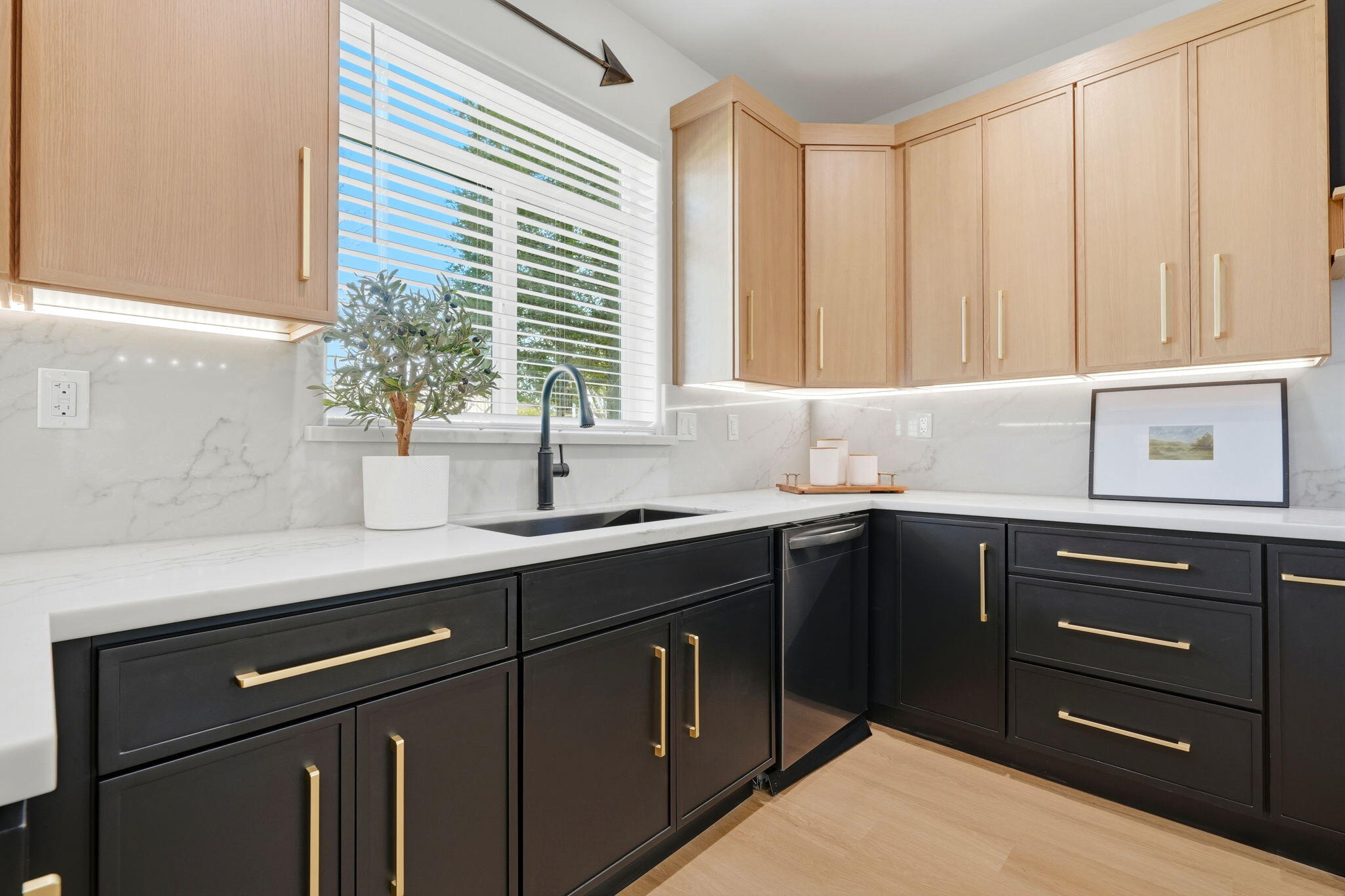 1370 Meadow Ave, Exeter, CA 93221