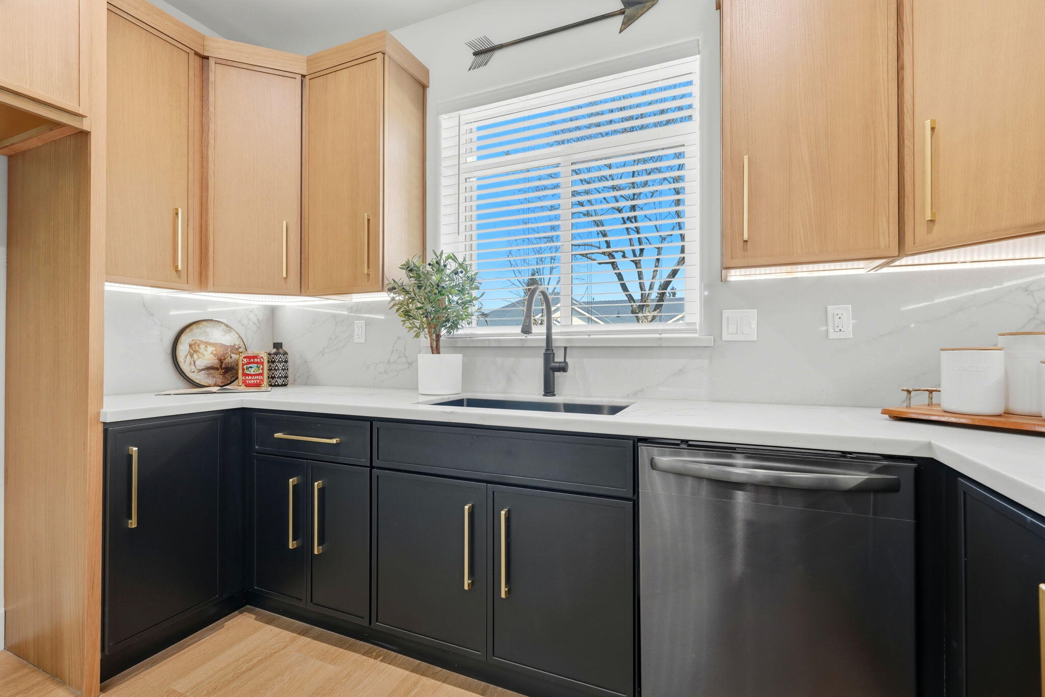 1370 Meadow Ave, Exeter, CA 93221