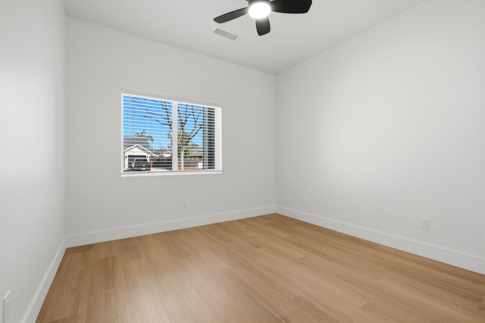 1370 Meadow Ave, Exeter, CA 93221