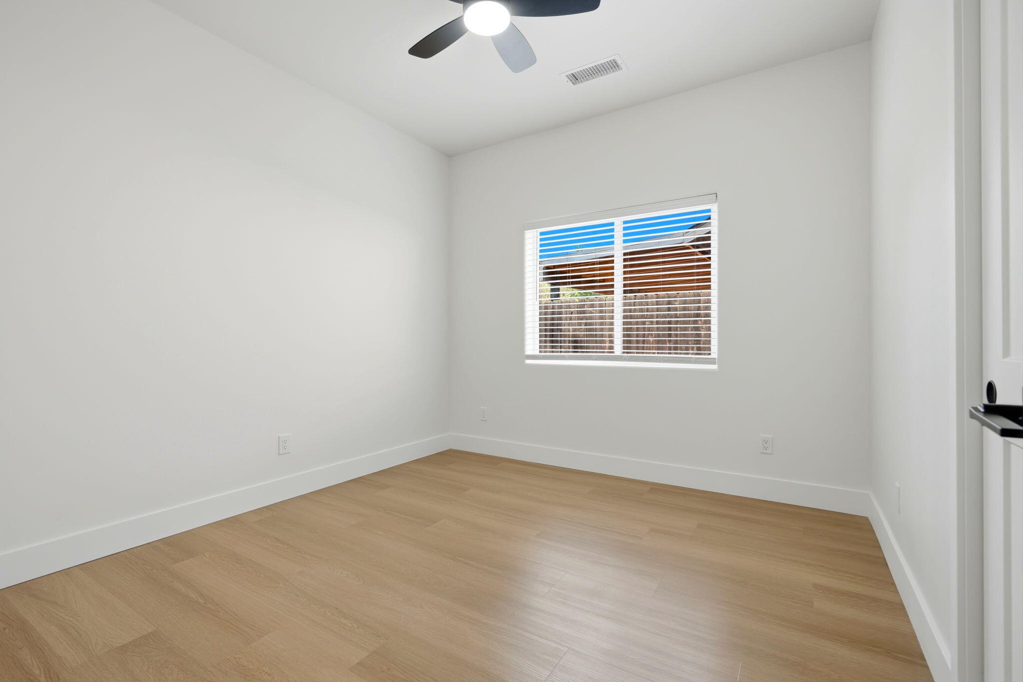 1370 Meadow Ave, Exeter, CA 93221