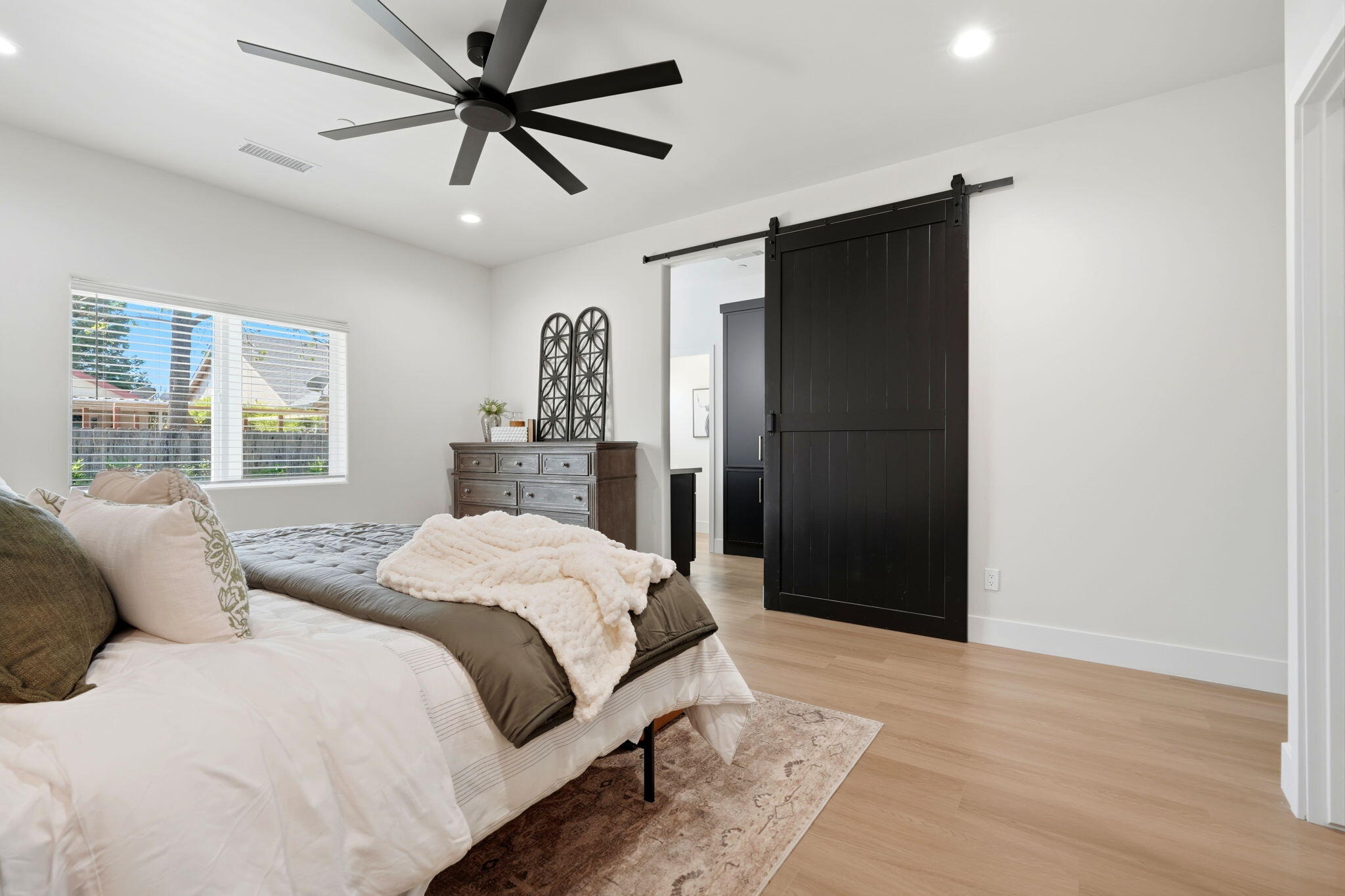 1370 Meadow Ave, Exeter, CA 93221