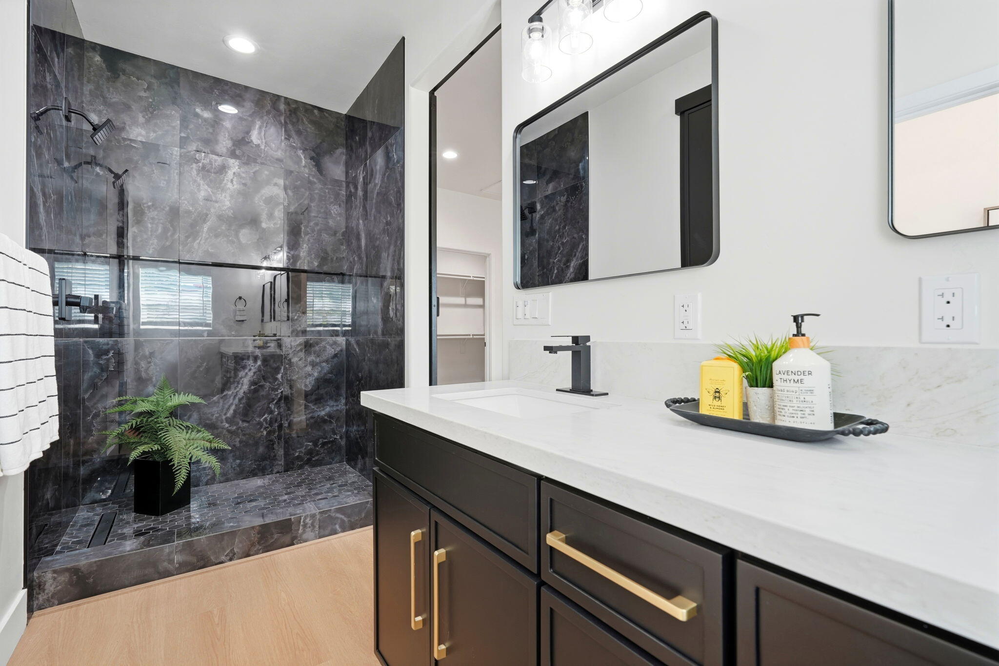 1370 Meadow Ave, Exeter, CA 93221