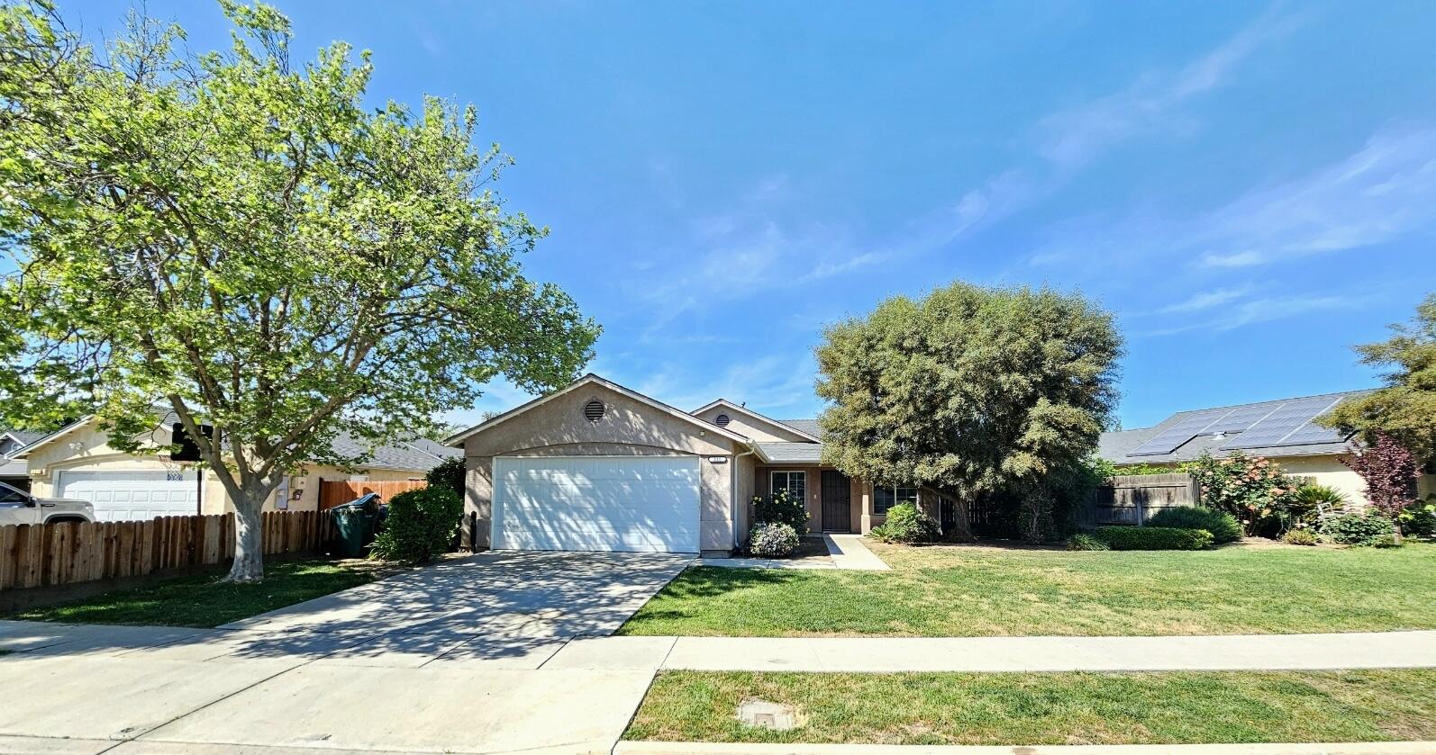 211 Yellowstone St, Tulare, CA 93274