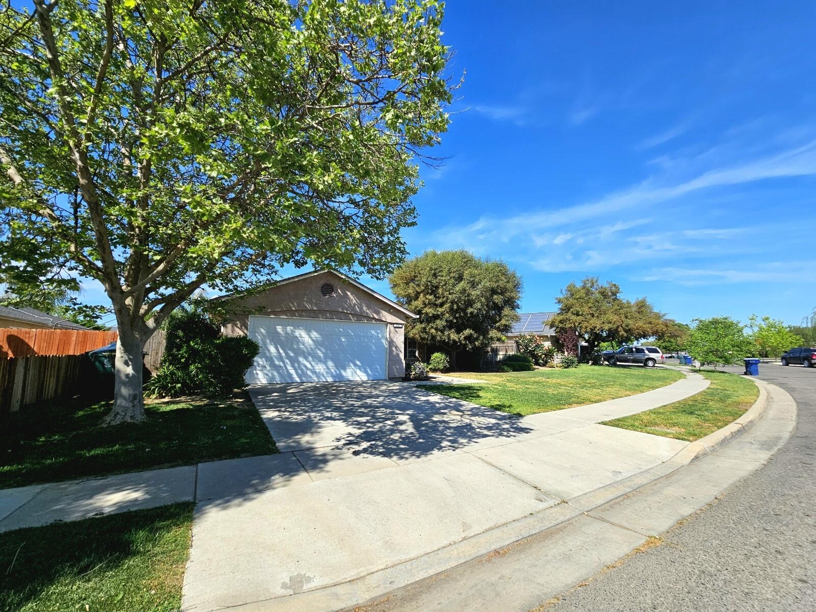 211 Yellowstone St, Tulare, CA 93274