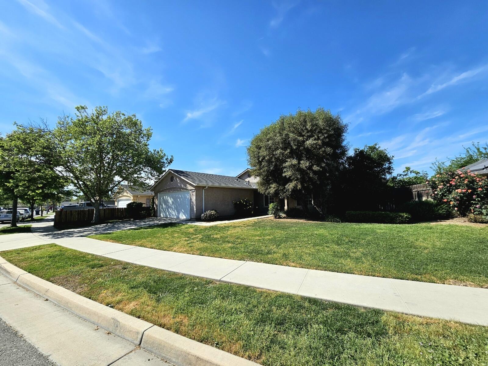 211 Yellowstone St, Tulare, CA 93274