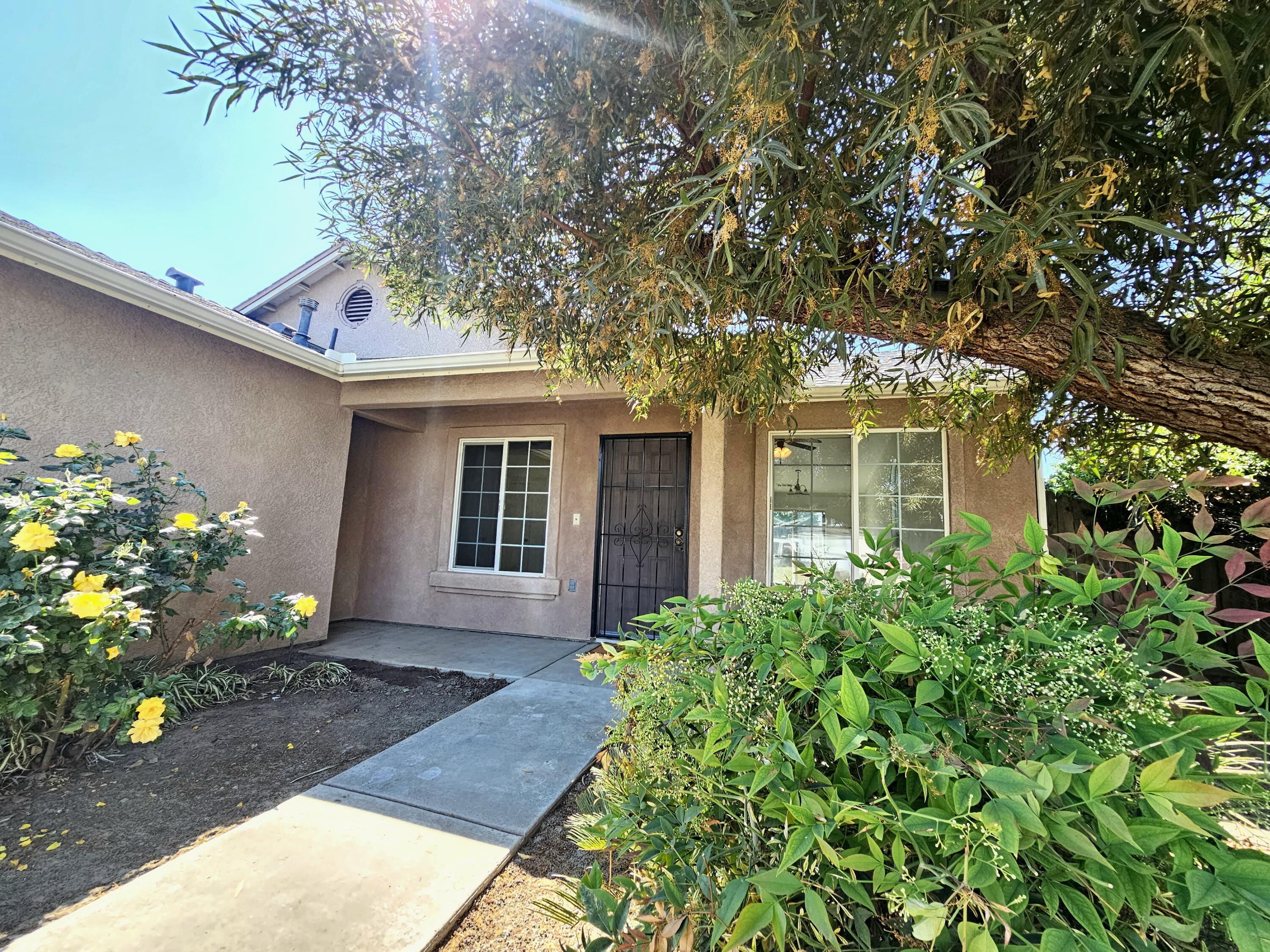 211 Yellowstone St, Tulare, CA 93274