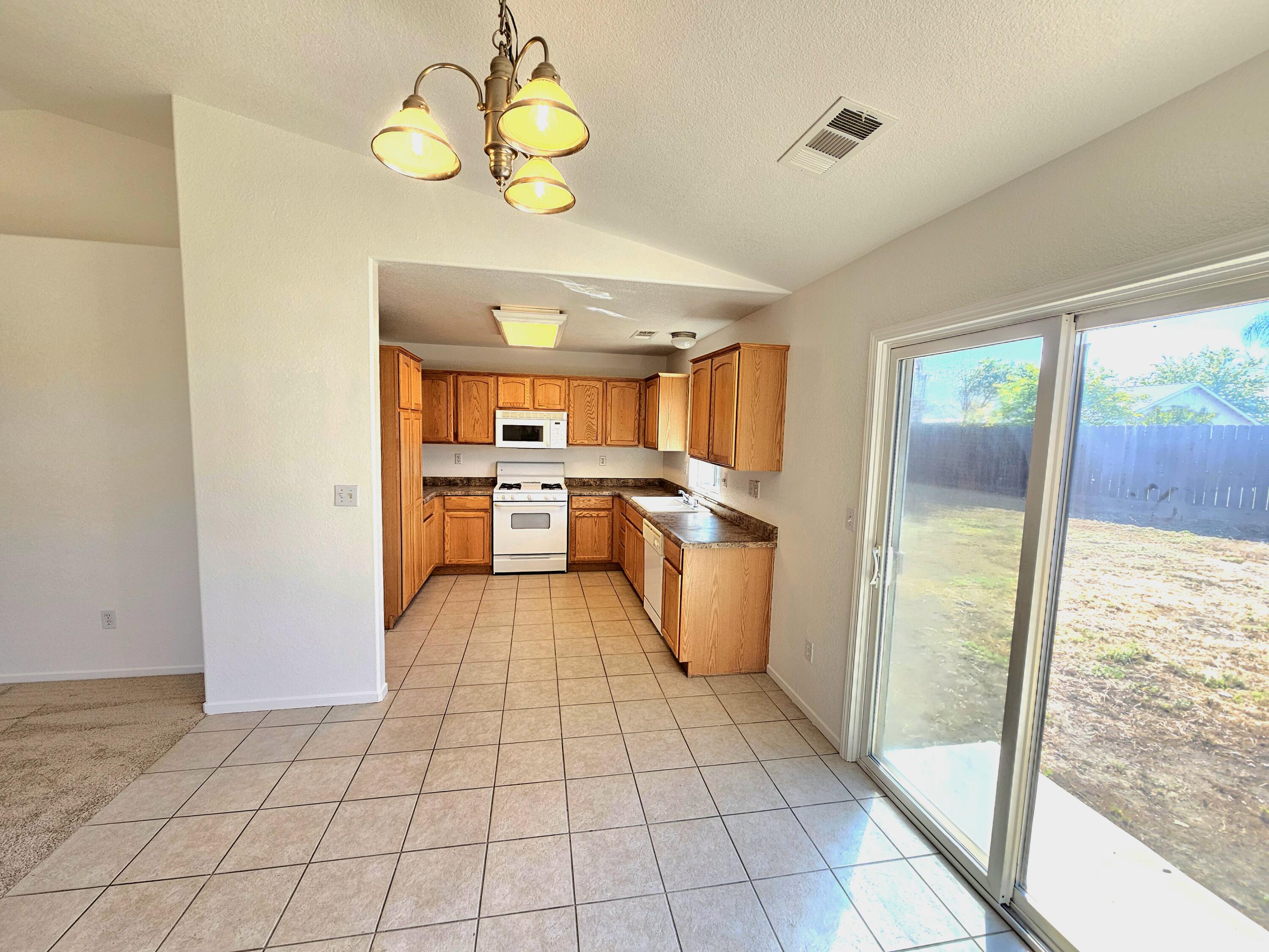 211 Yellowstone St, Tulare, CA 93274