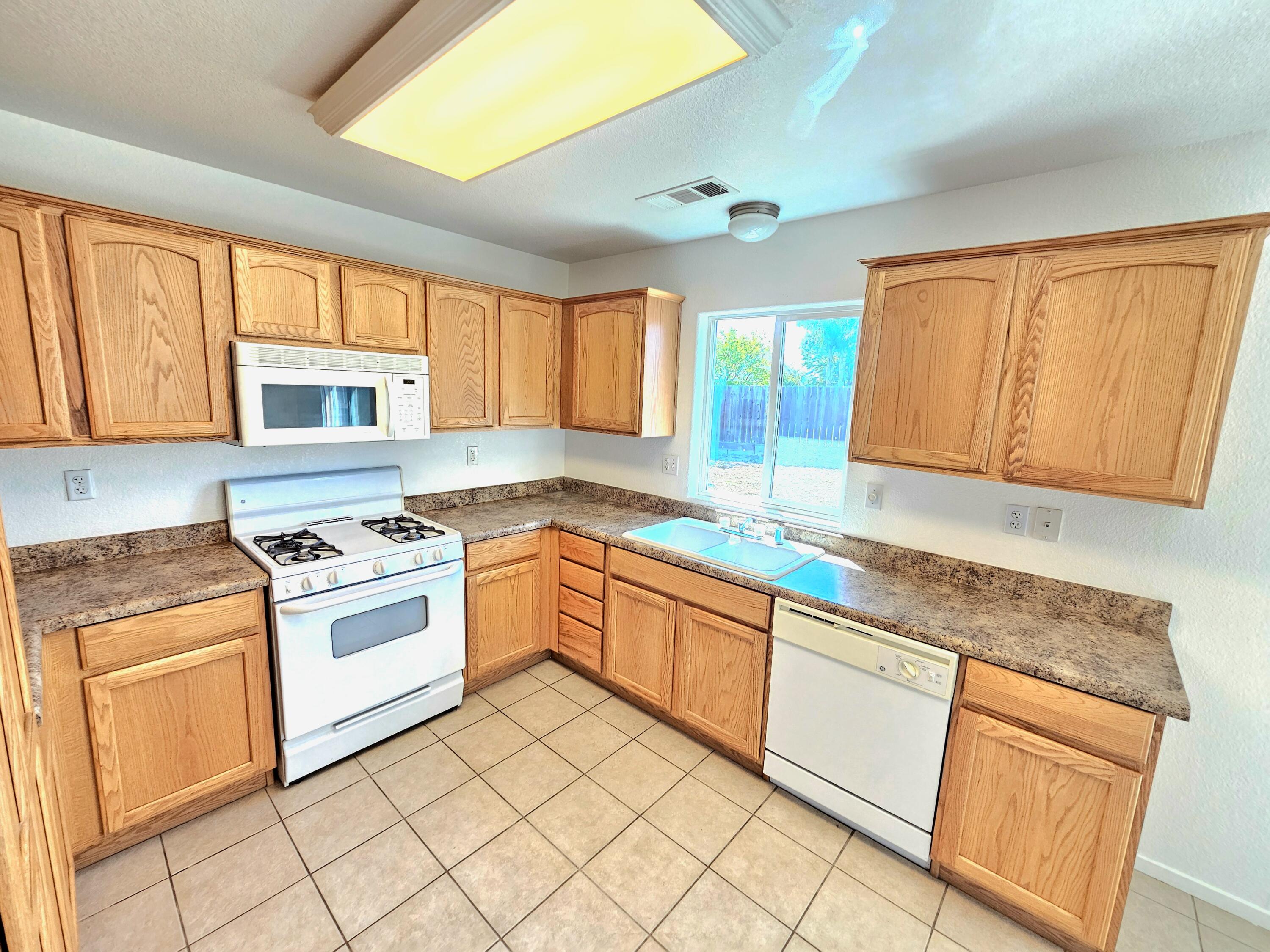 211 Yellowstone St, Tulare, CA 93274