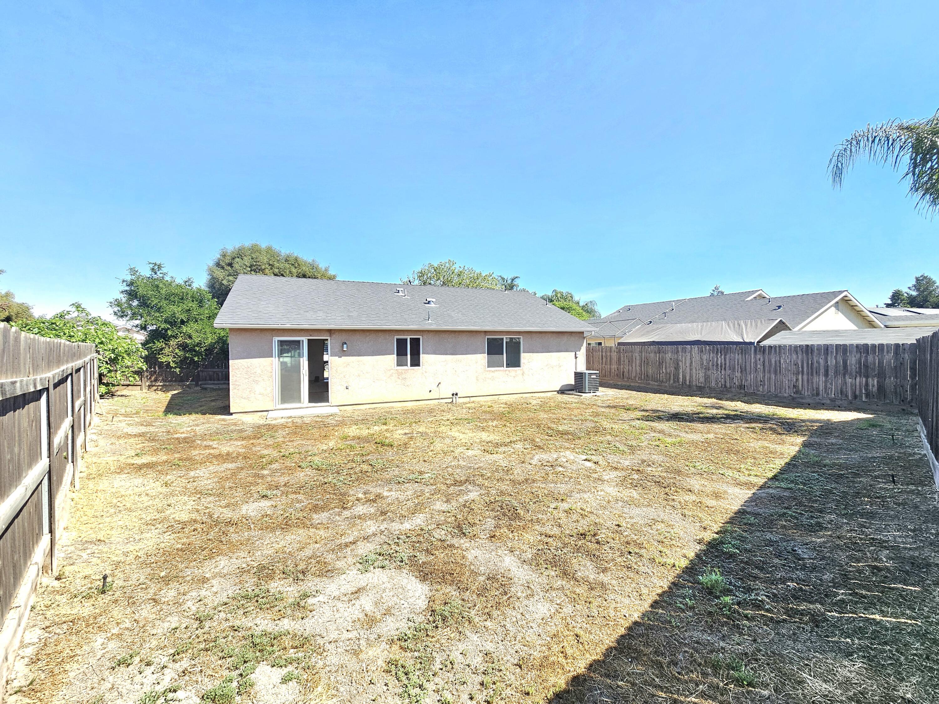 211 Yellowstone St, Tulare, CA 93274