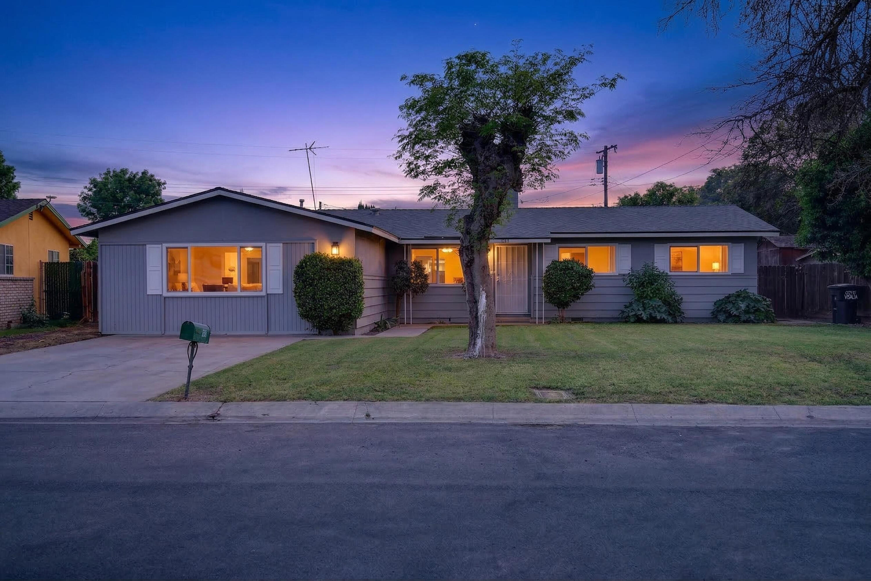 1119 W Dove Dr, Visalia, CA 93291