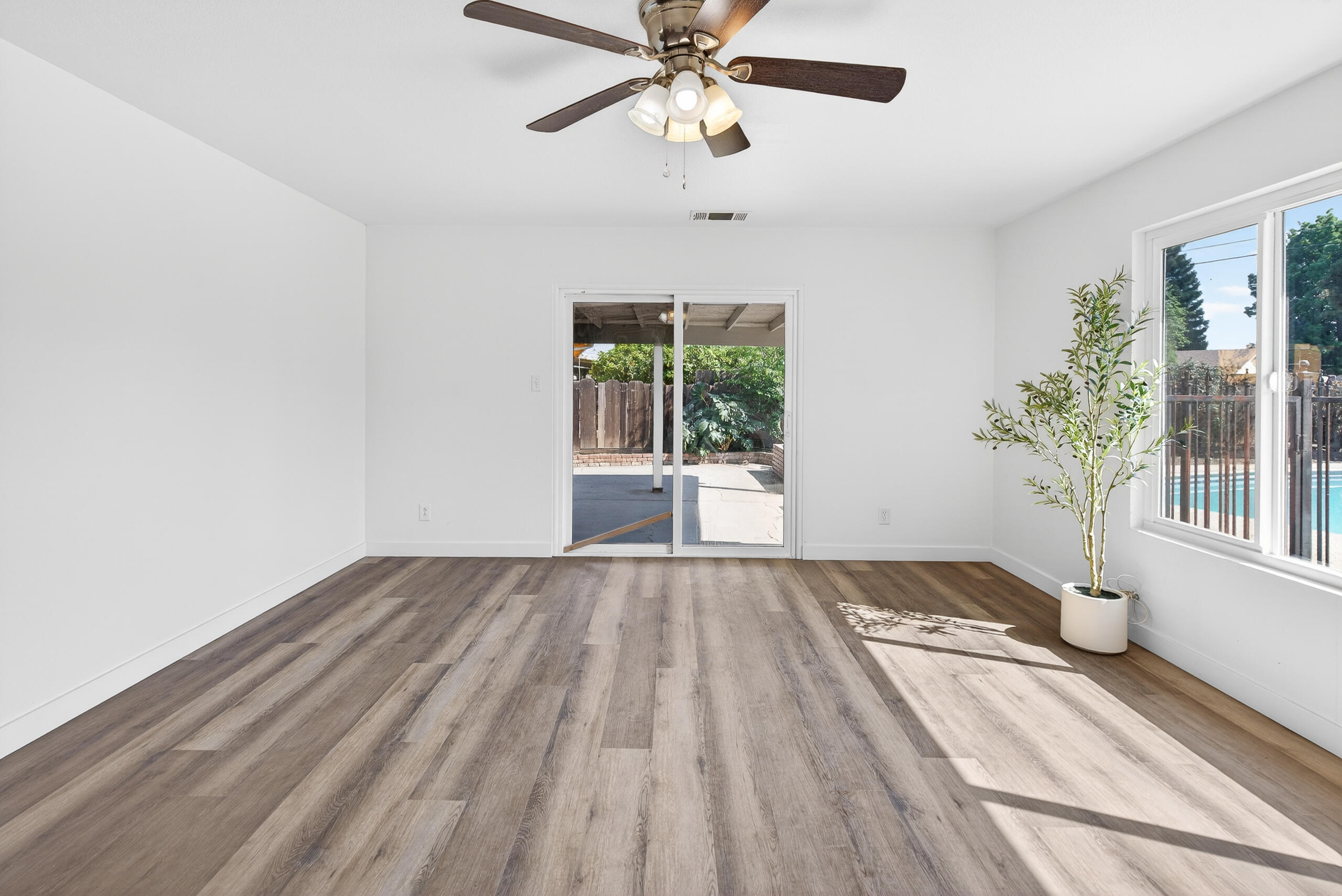 1119 W Dove Dr, Visalia, CA 93291