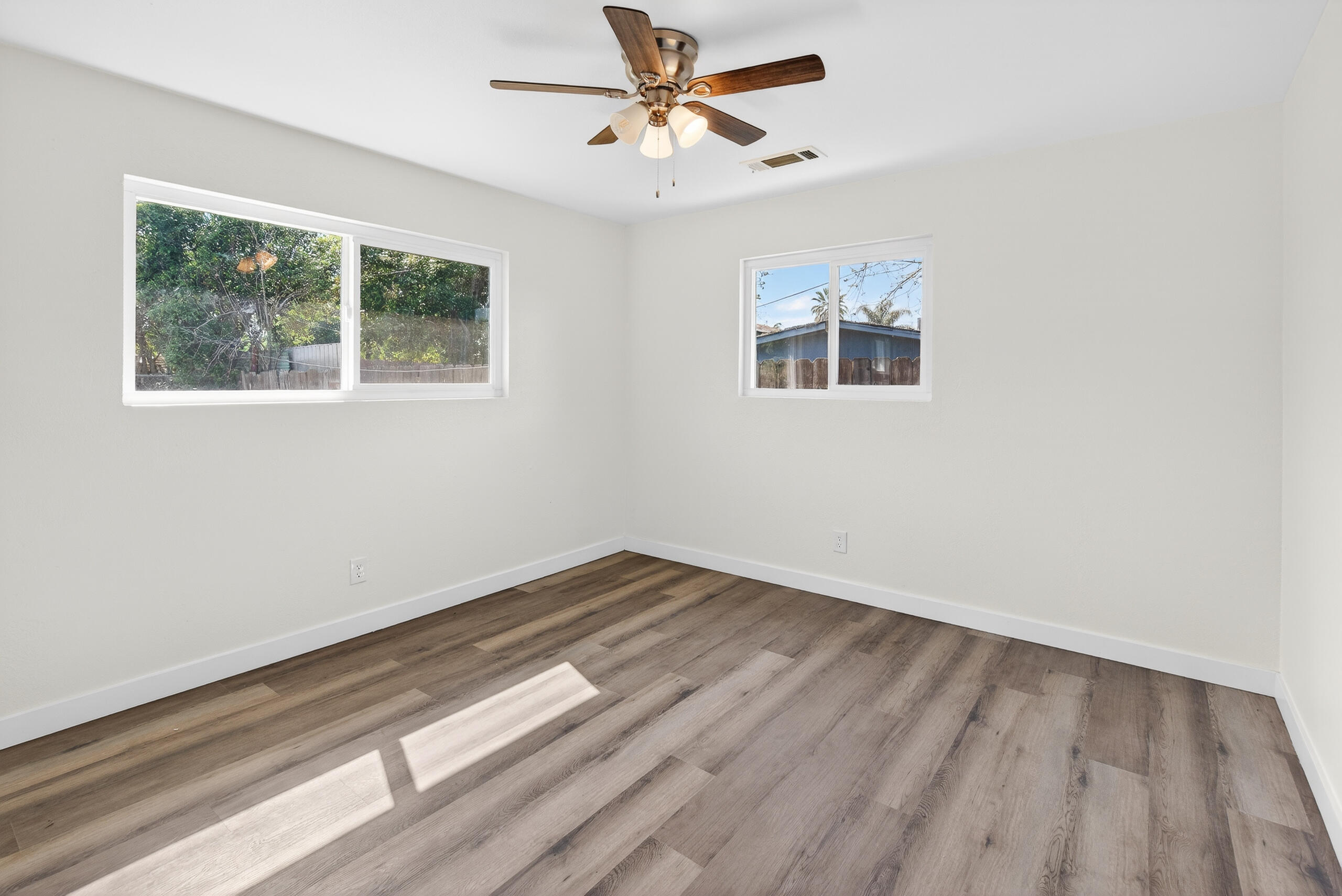 1119 W Dove Dr, Visalia, CA 93291