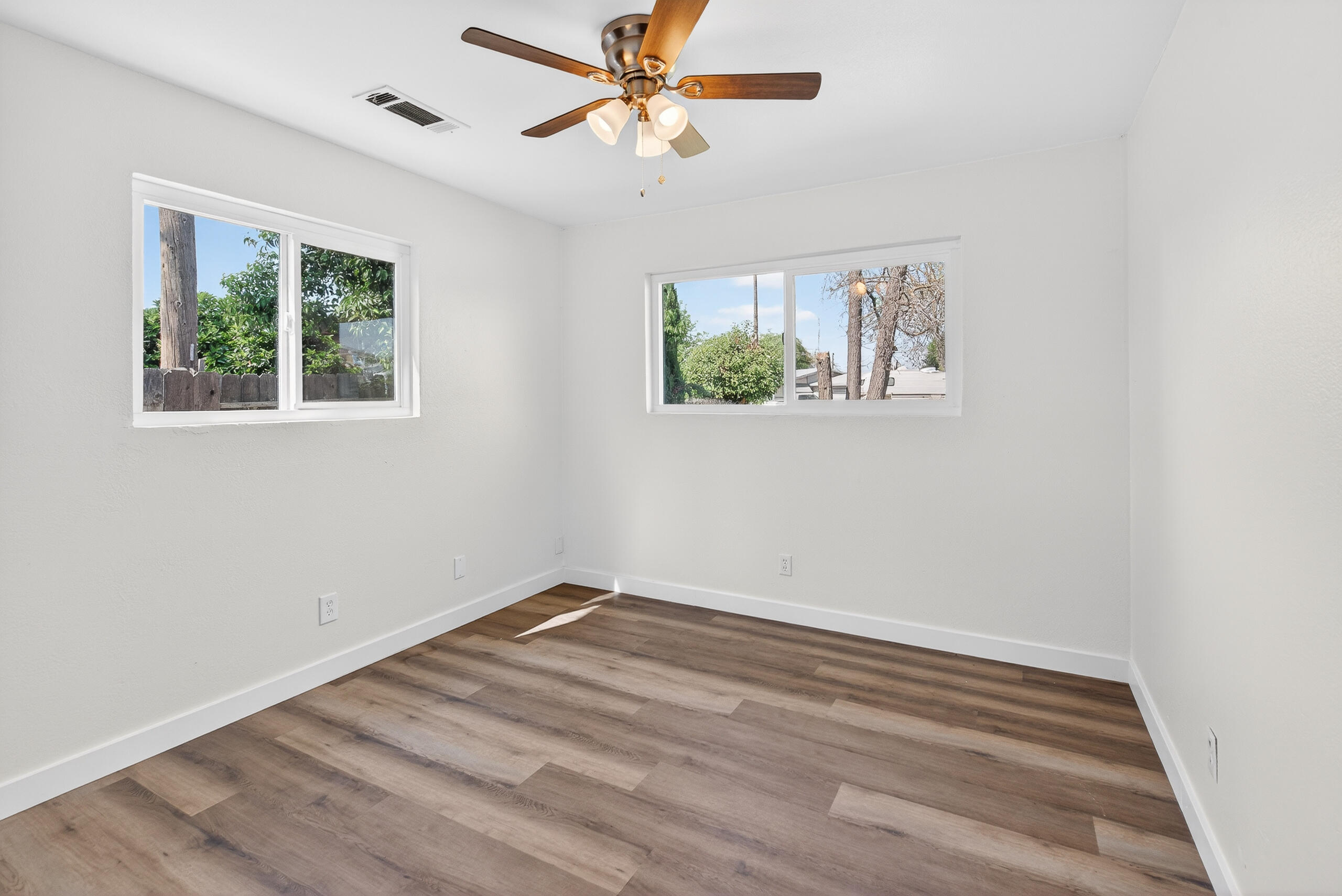 1119 W Dove Dr, Visalia, CA 93291