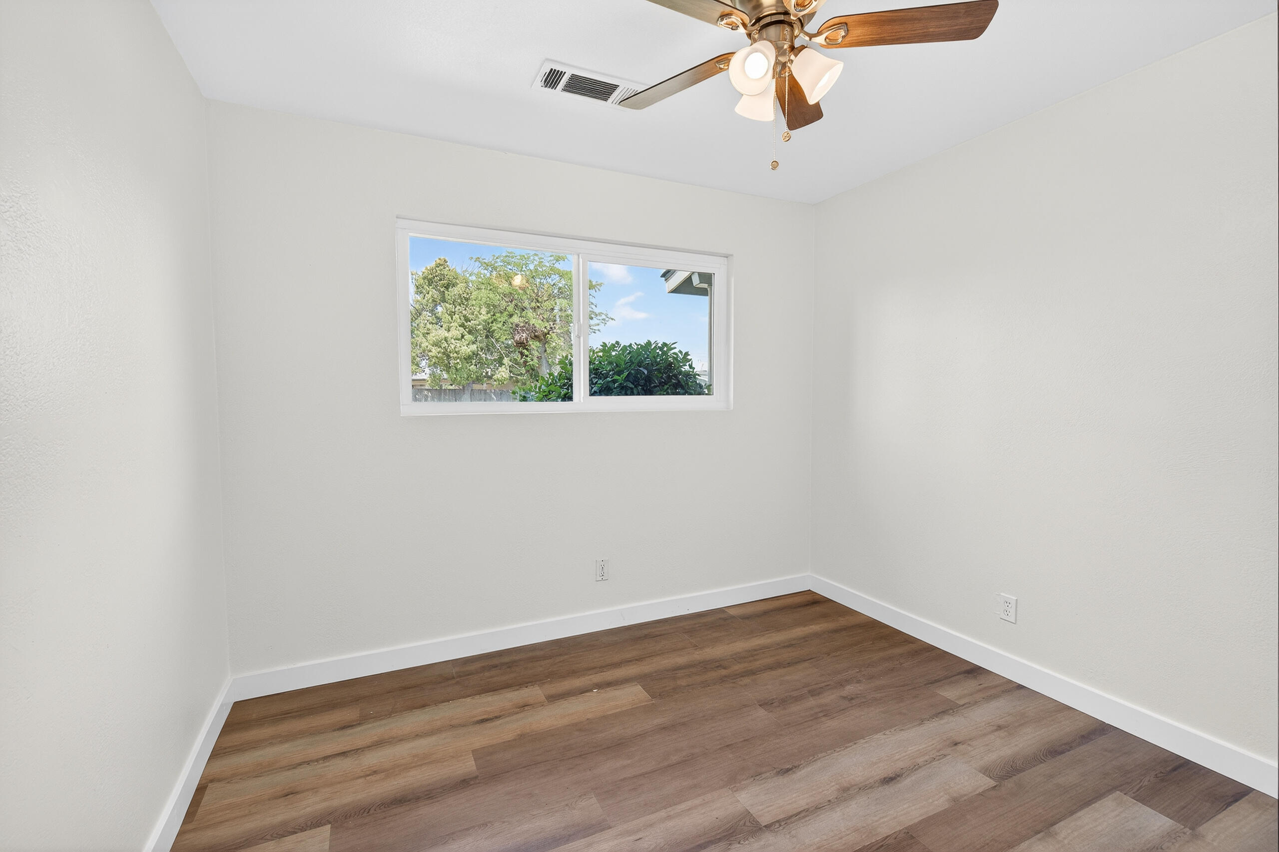 1119 W Dove Dr, Visalia, CA 93291