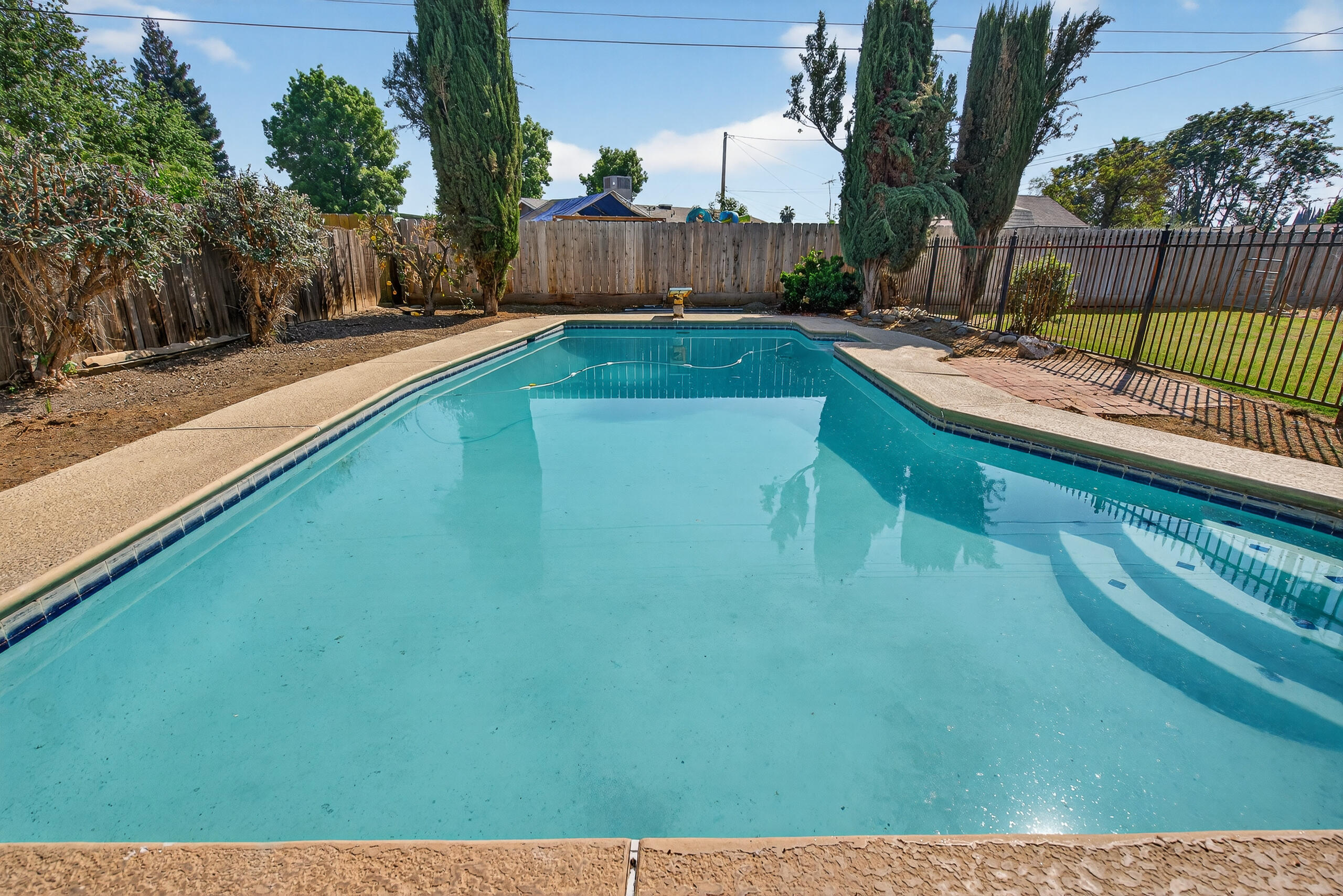 1119 W Dove Dr, Visalia, CA 93291