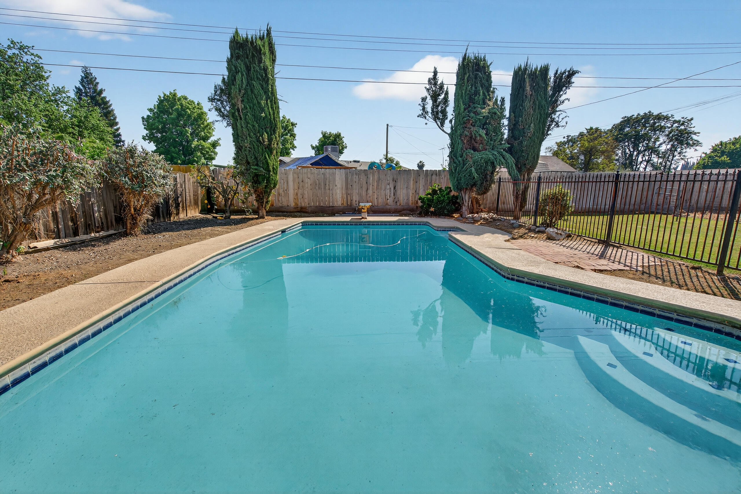 1119 W Dove Dr, Visalia, CA 93291