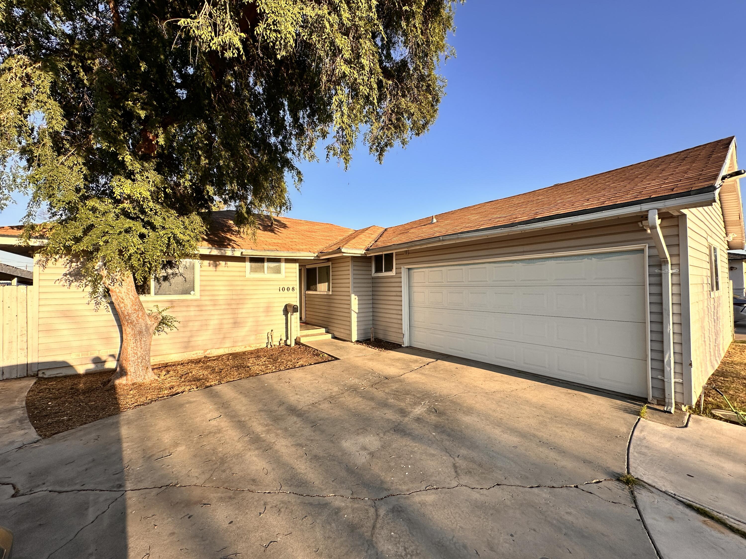 1008 Paloma St, Bakersfield, CA 93304