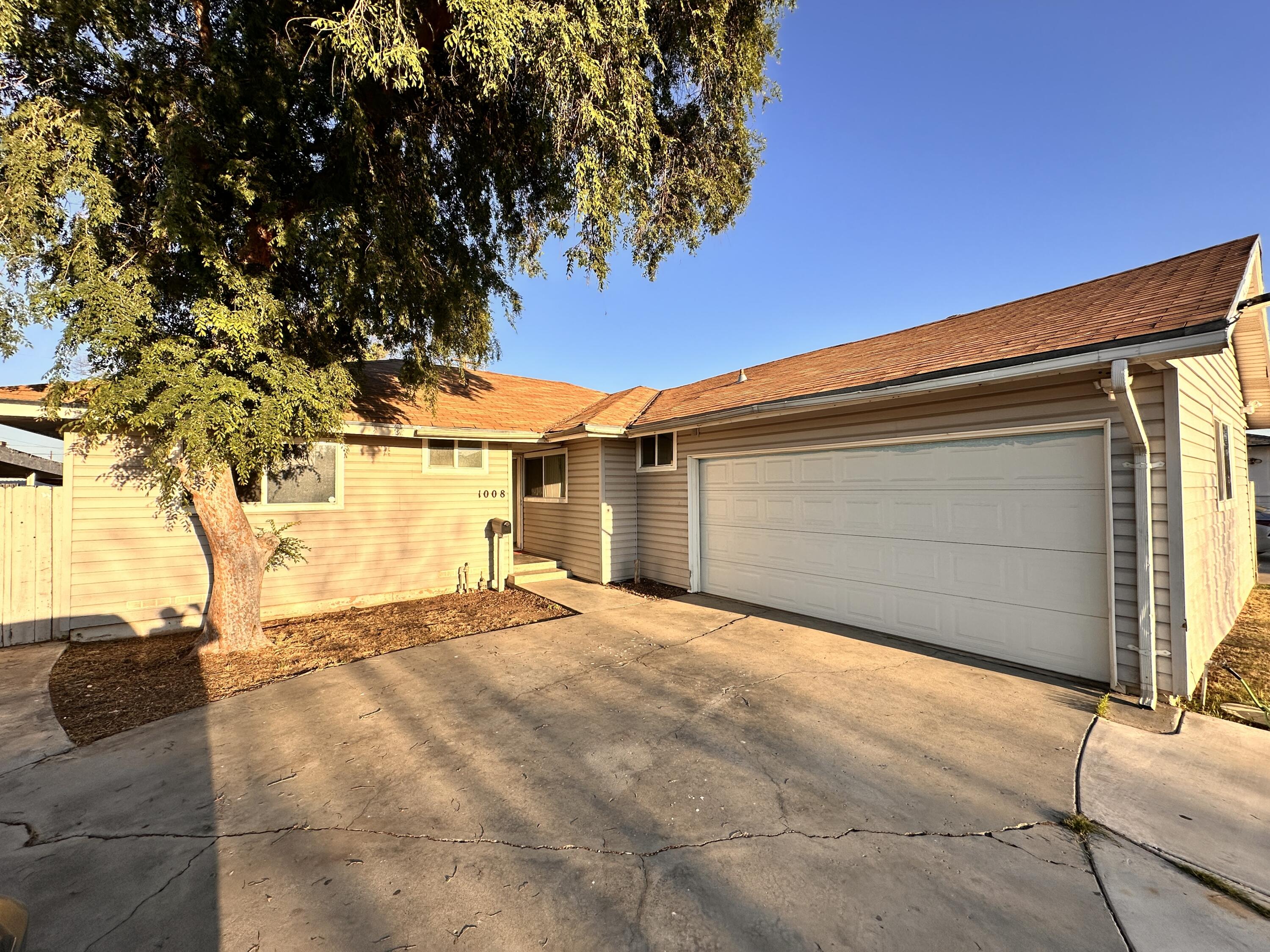 1008 Paloma St, Bakersfield, CA 93304