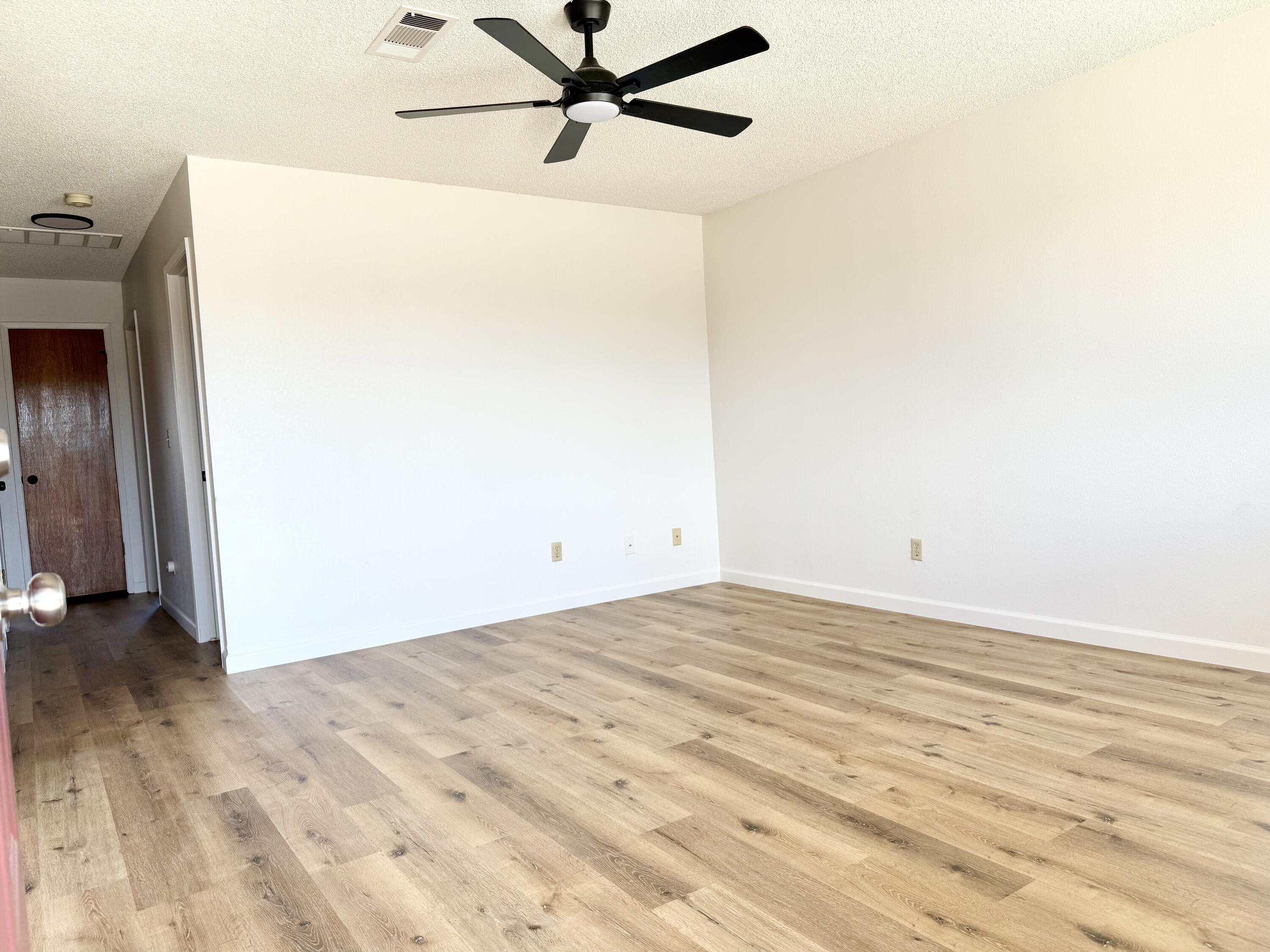 694 W Clay Ave, Earlimart, CA 93219