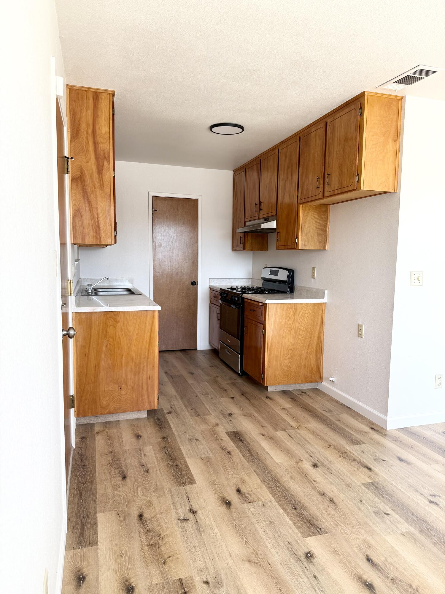 694 W Clay Ave, Earlimart, CA 93219