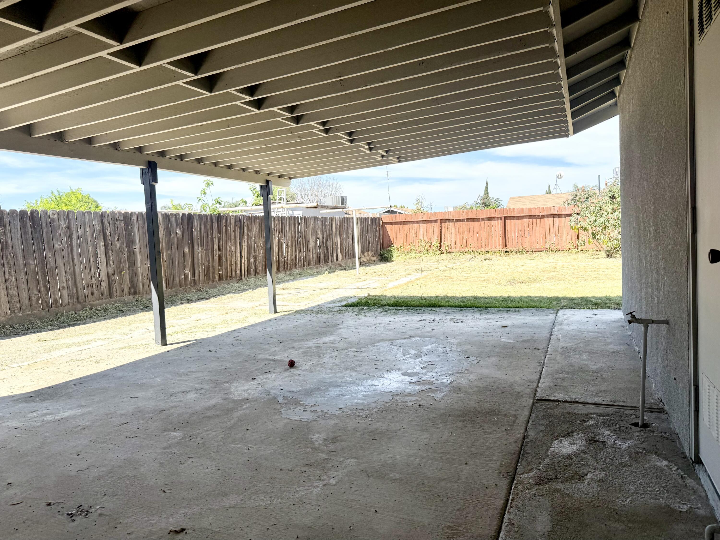 694 W Clay Ave, Earlimart, CA 93219