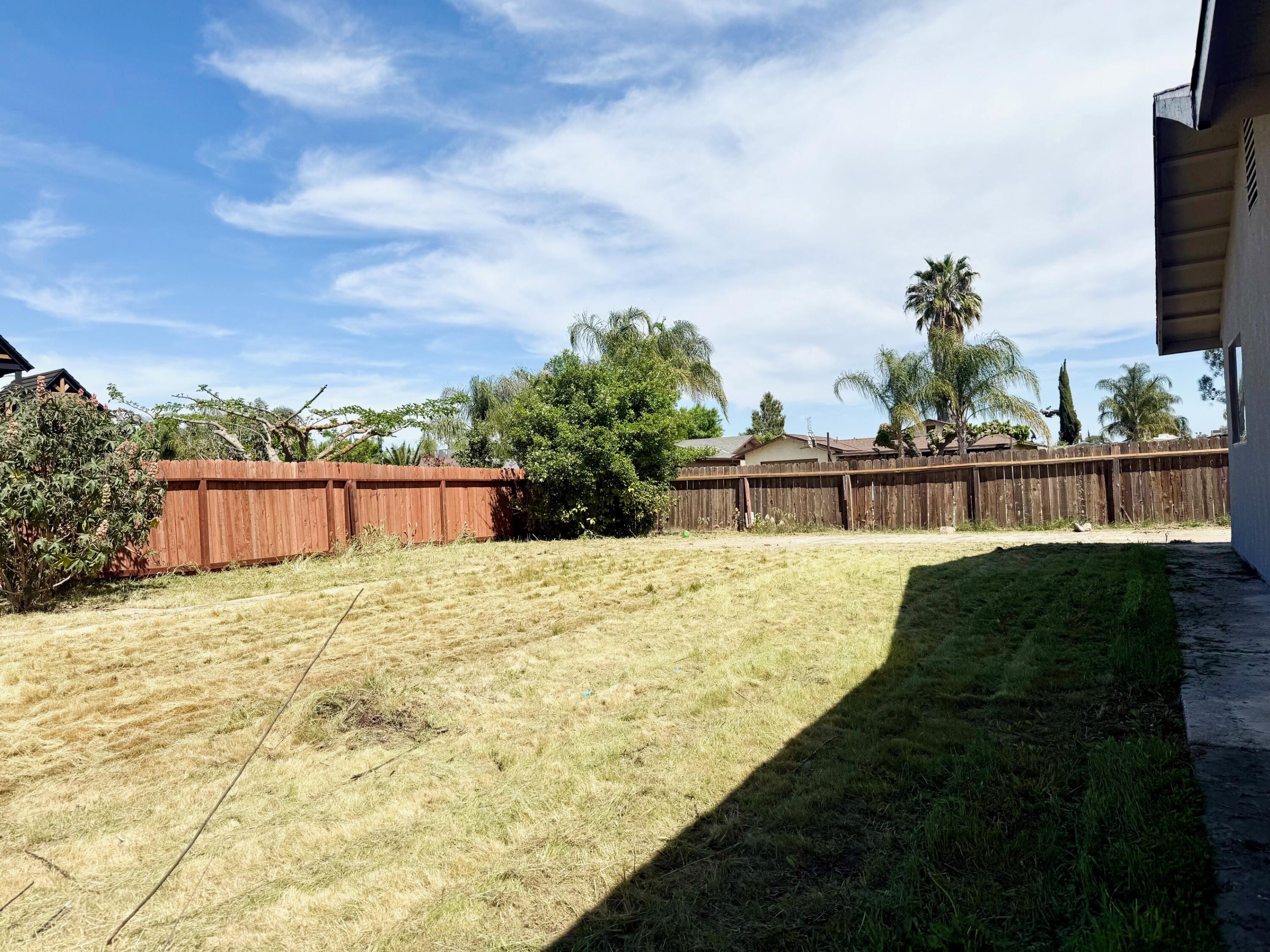 694 W Clay Ave, Earlimart, CA 93219