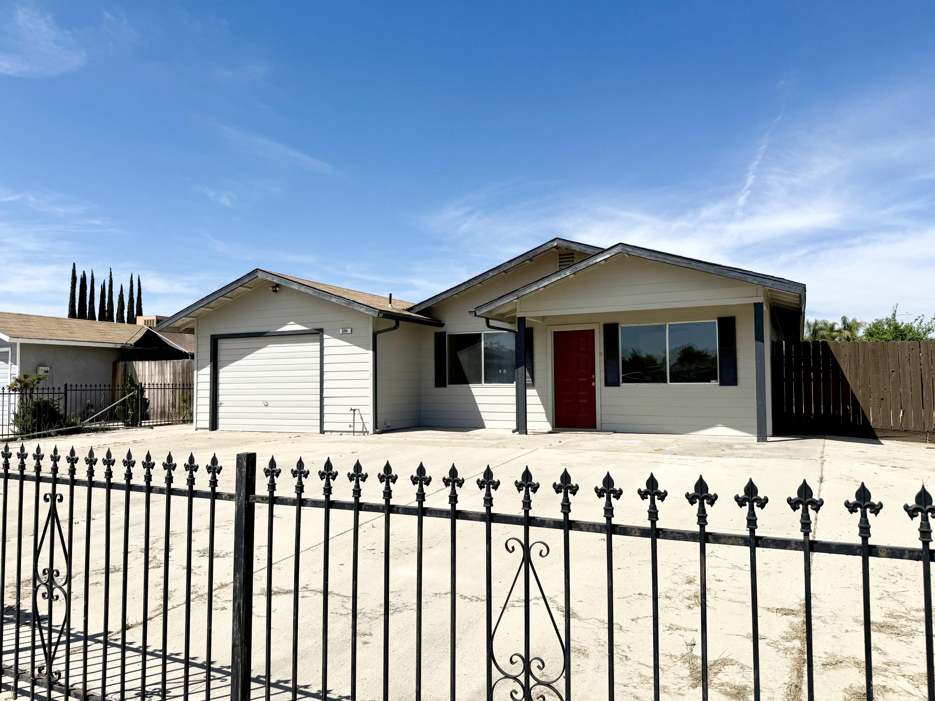 694 W Clay Ave, Earlimart, CA 93219