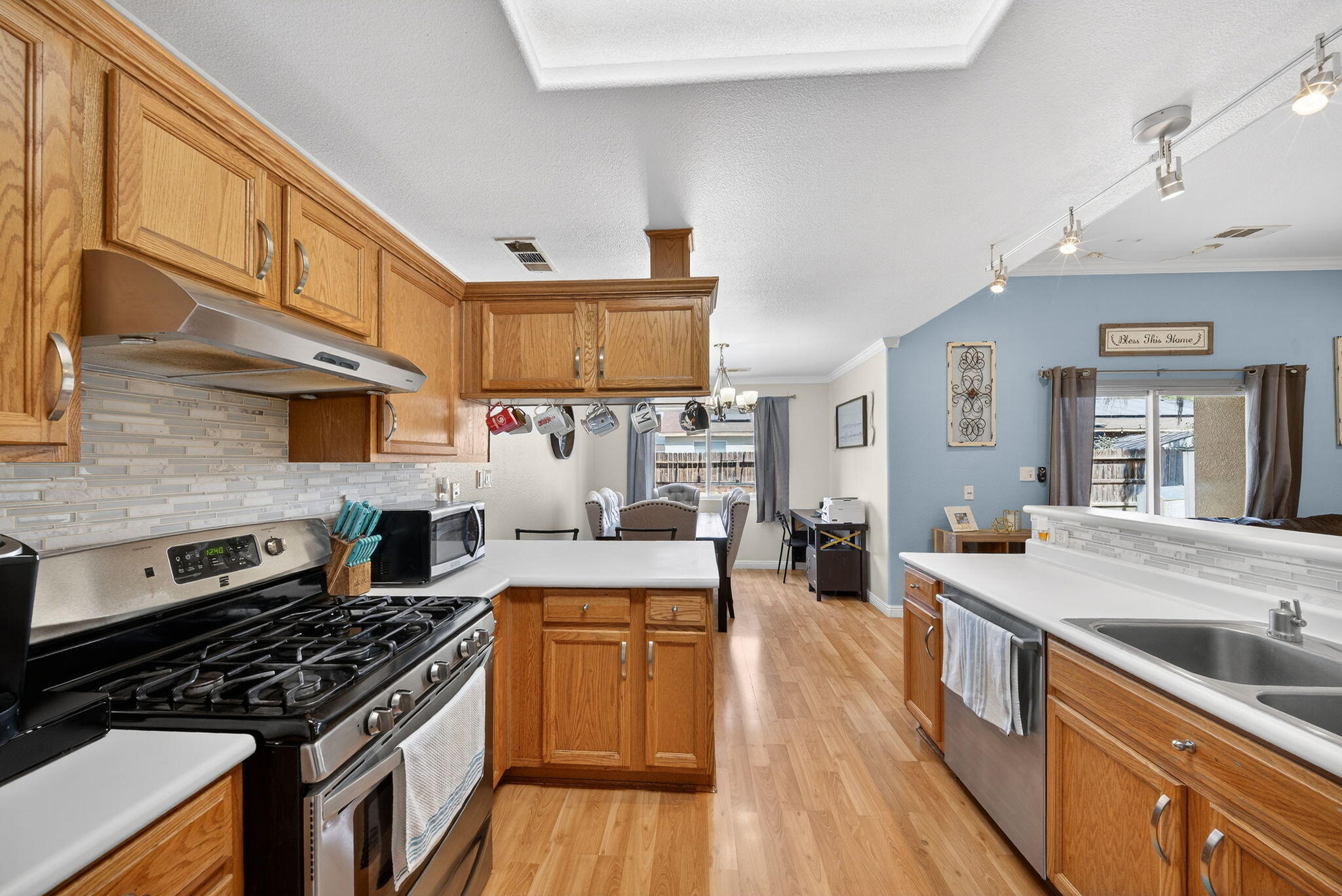 916 W Jordon St, Porterville, CA 93257