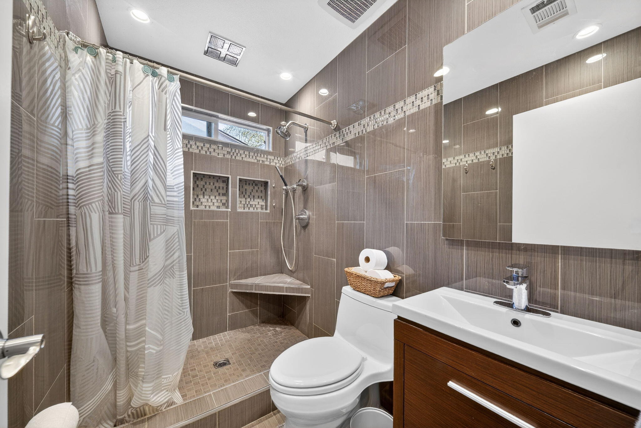 916 W Jordon St, Porterville, CA 93257