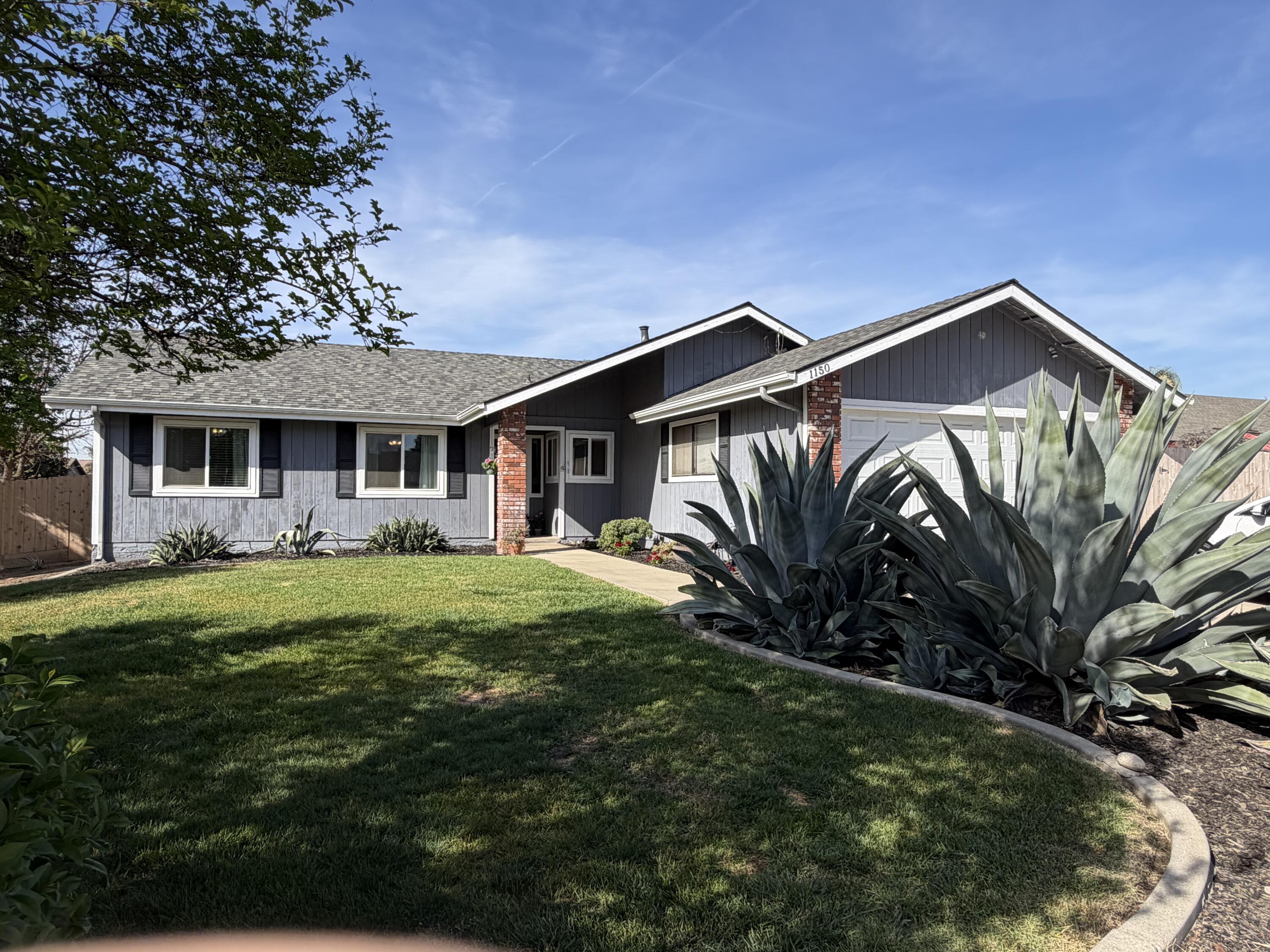 1150 E E Ben Franklin Ave, Tulare, CA 93274