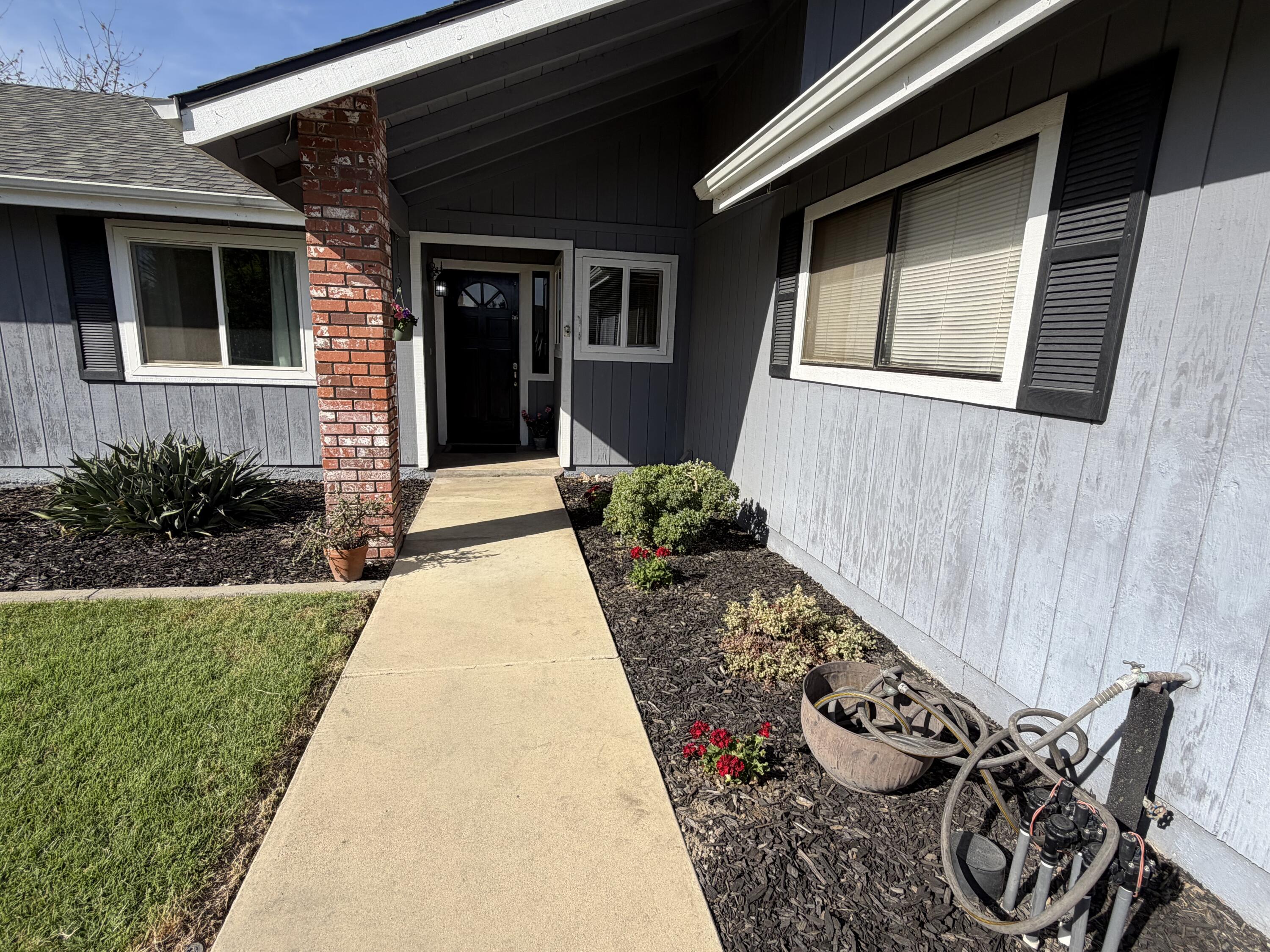 1150 E E Ben Franklin Ave, Tulare, CA 93274