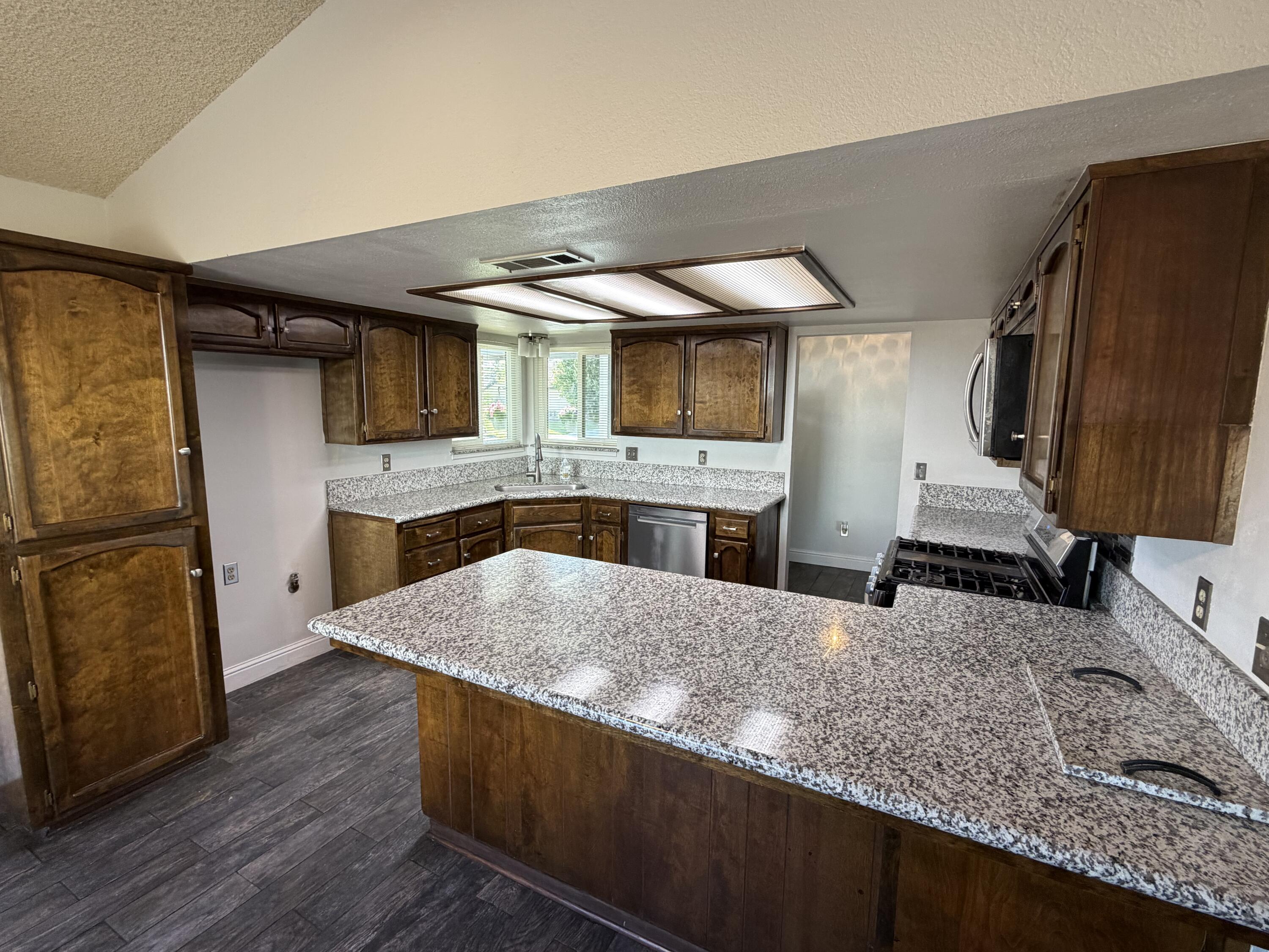 1150 E E Ben Franklin Ave, Tulare, CA 93274