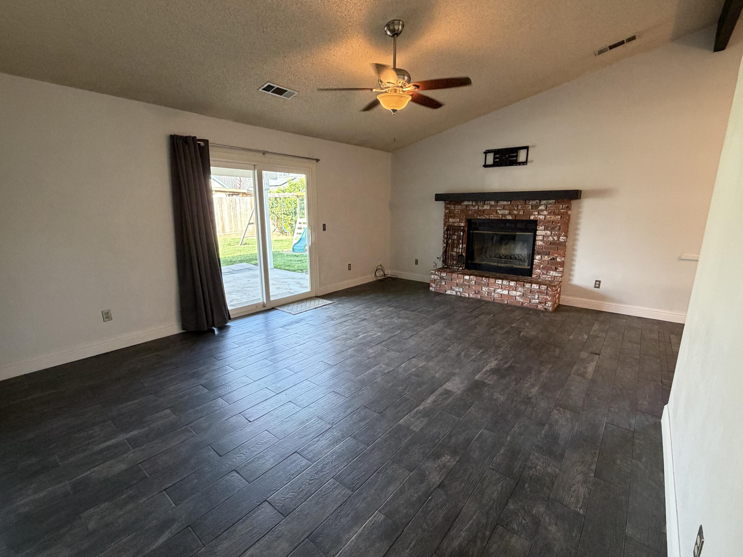 1150 E E Ben Franklin Ave, Tulare, CA 93274