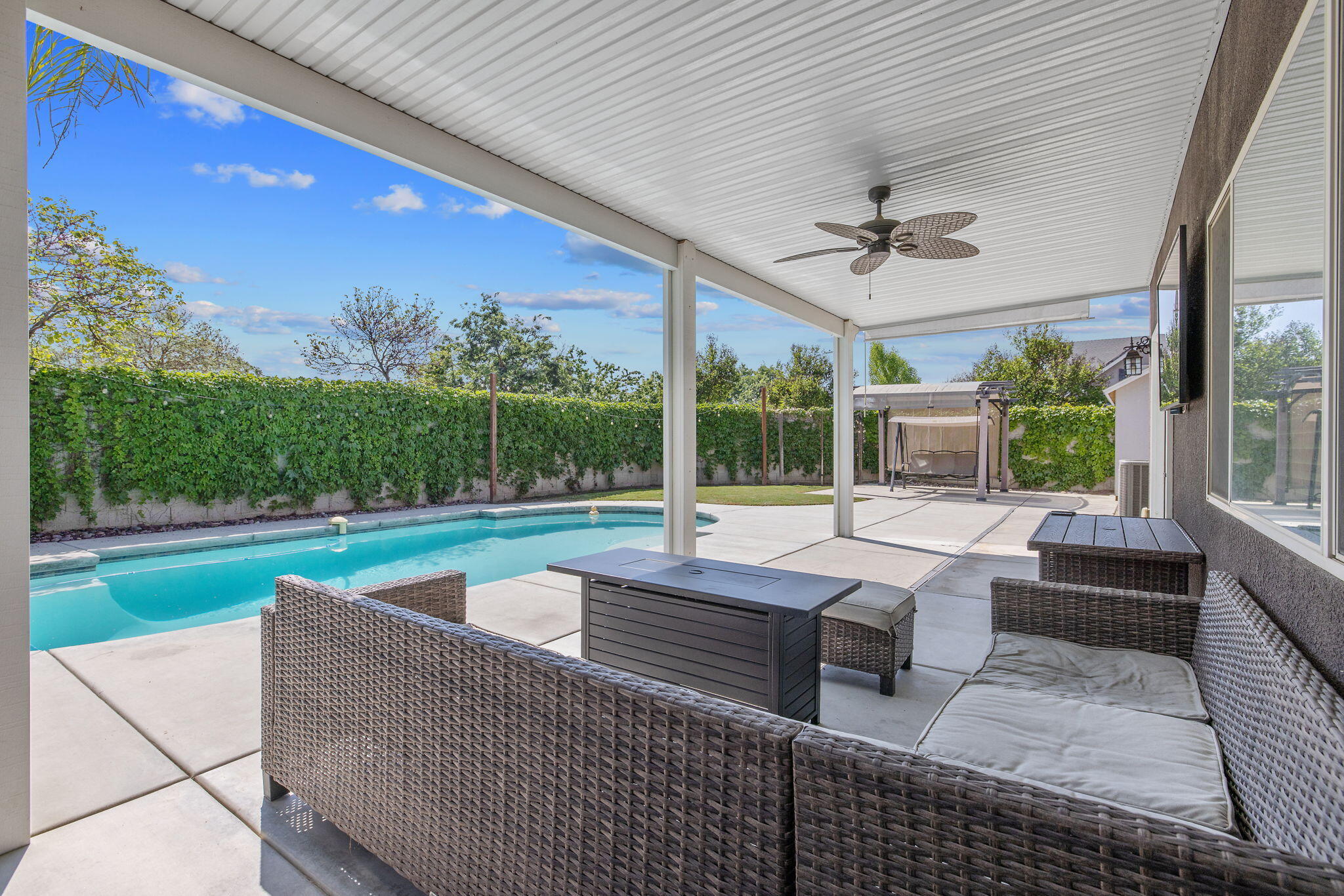 2347 W Babcock Ave, Visalia, CA 93291