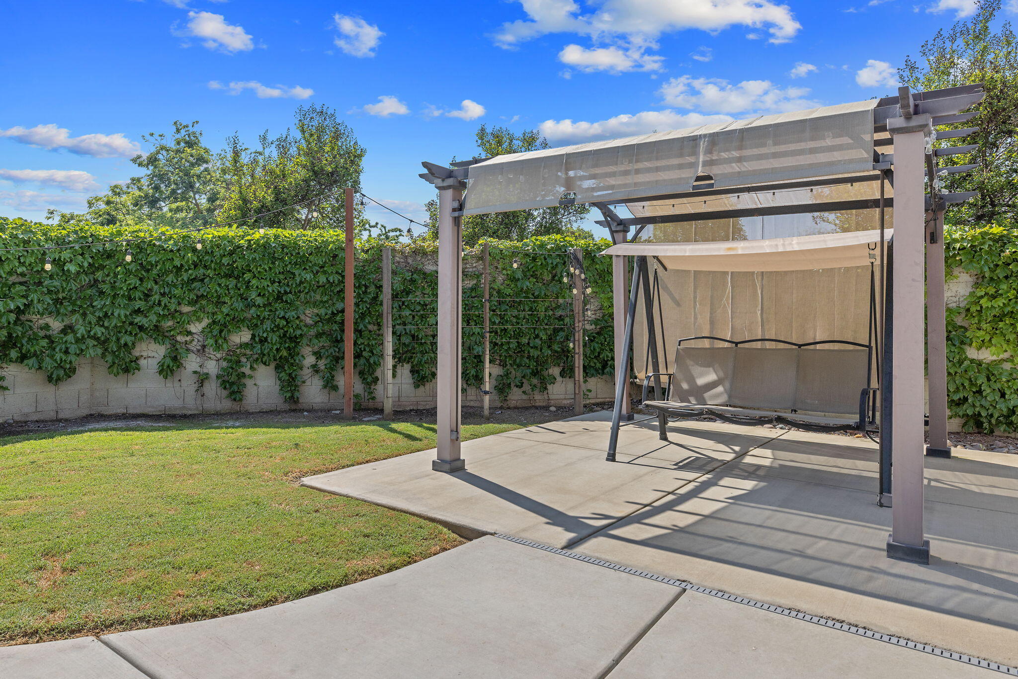 2347 W Babcock Ave, Visalia, CA 93291