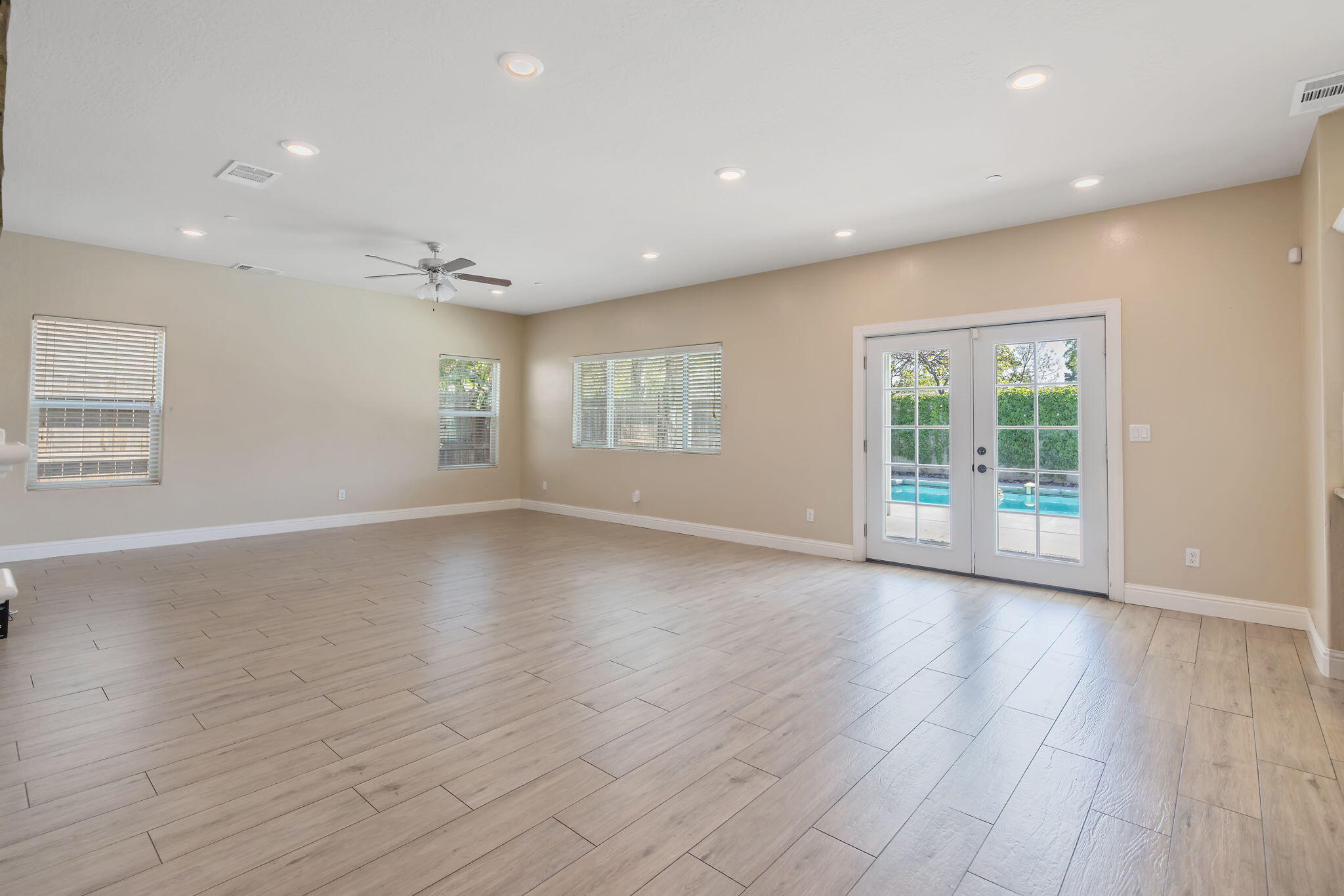 2347 W Babcock Ave, Visalia, CA 93291