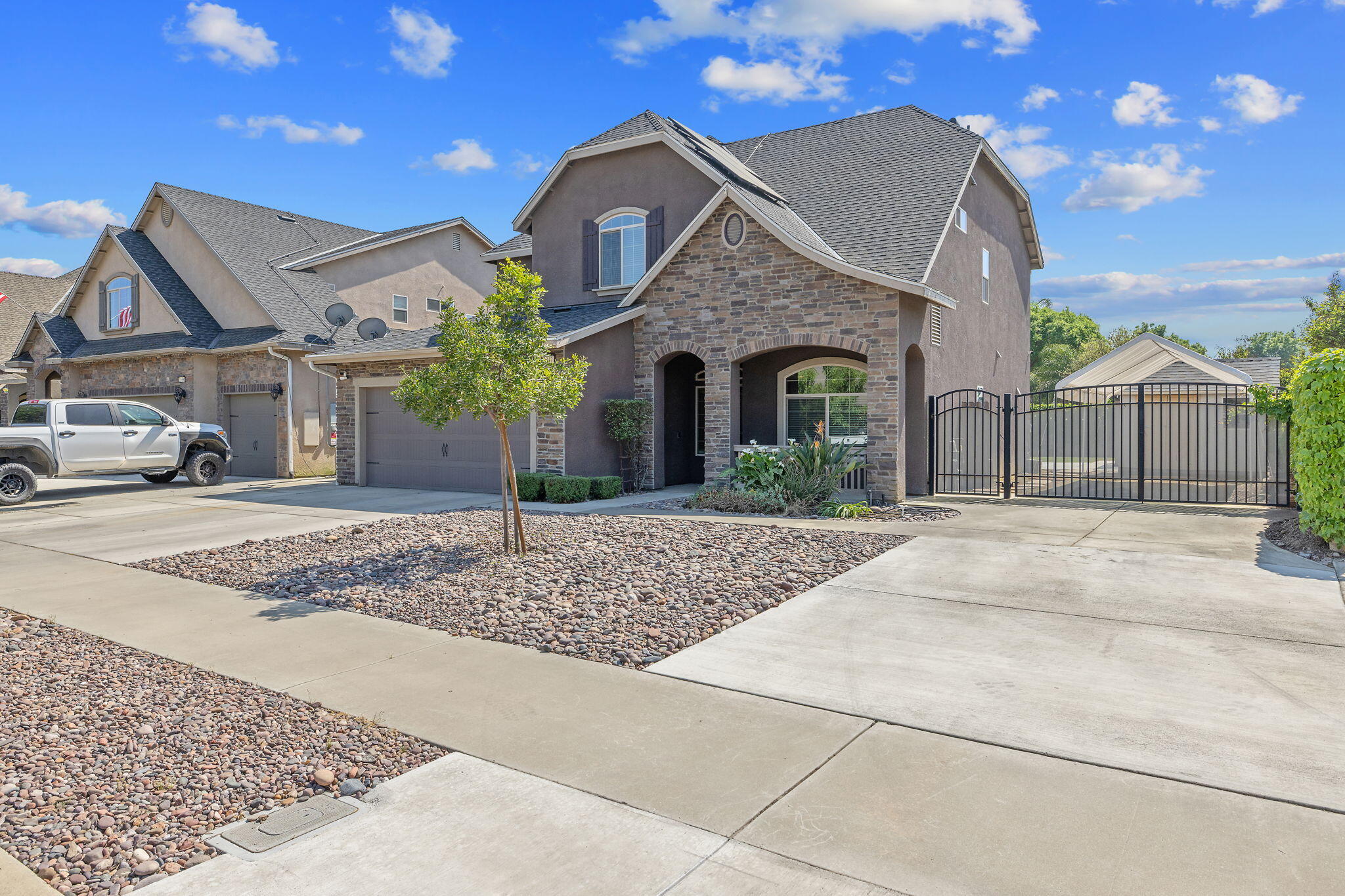 2347 W Babcock Ave, Visalia, CA 93291