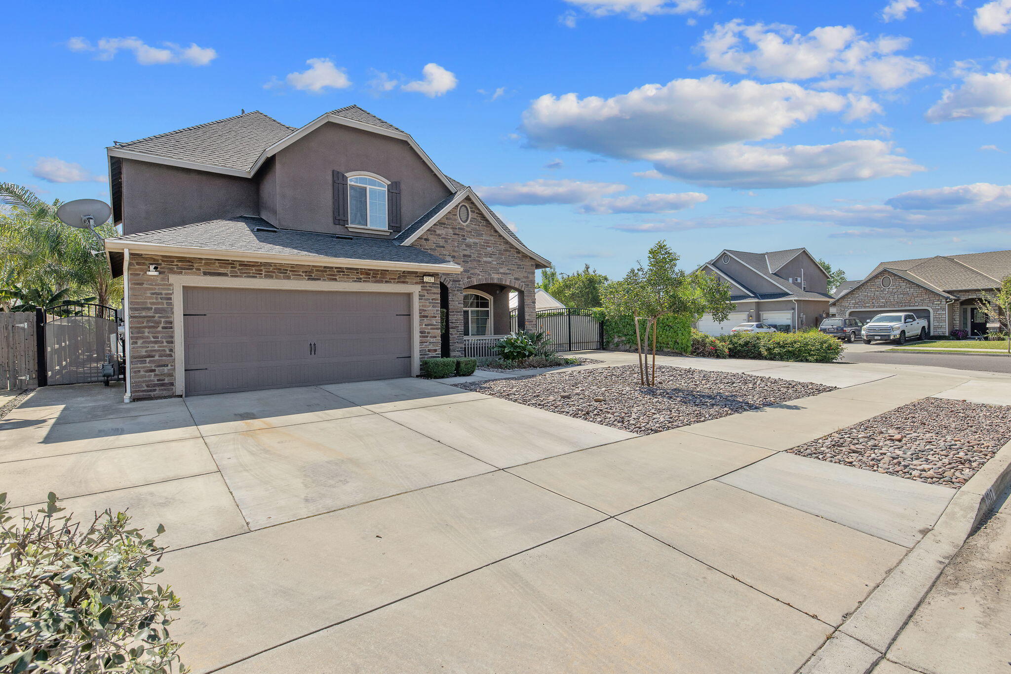 2347 W Babcock Ave, Visalia, CA 93291