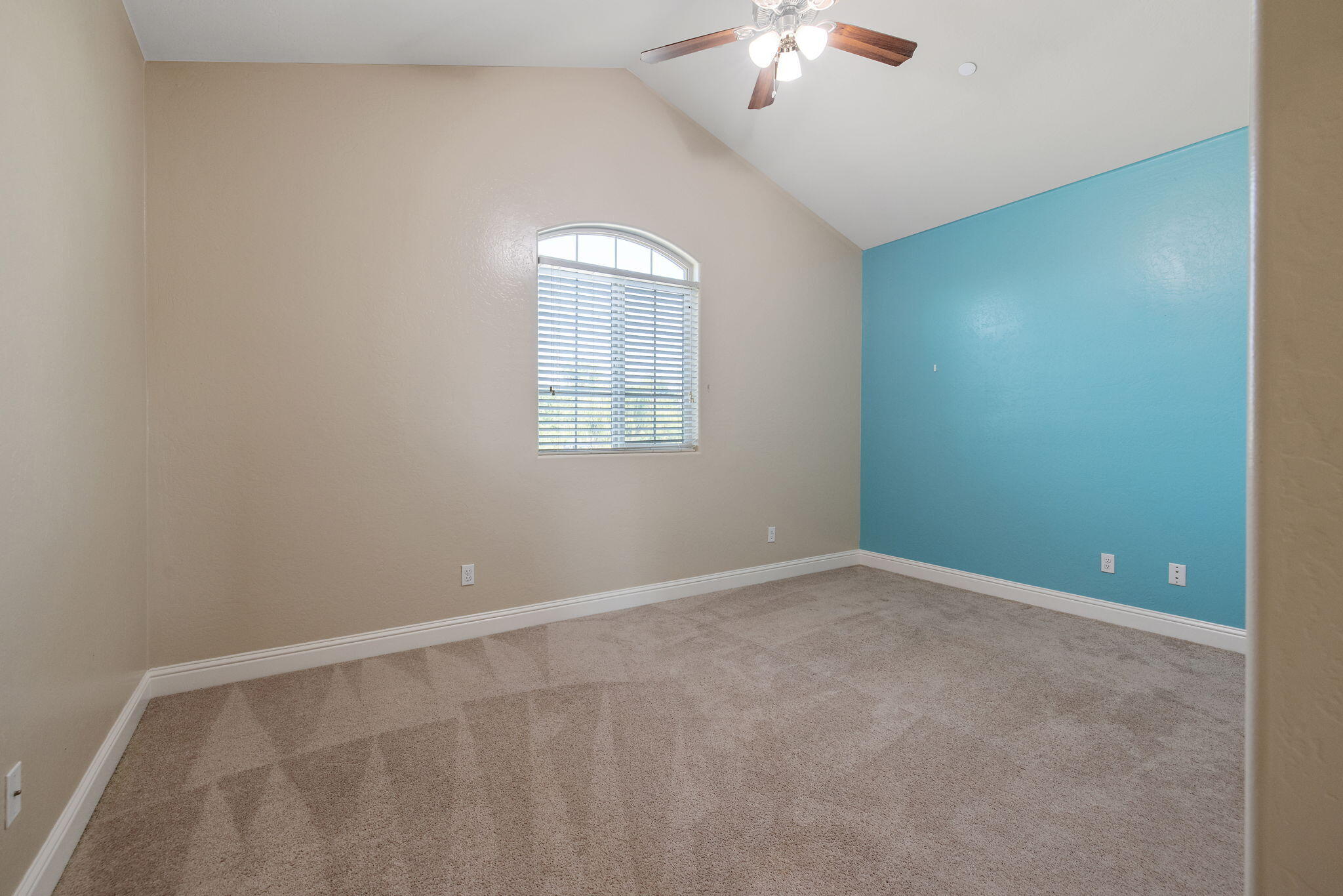 2347 W Babcock Ave, Visalia, CA 93291