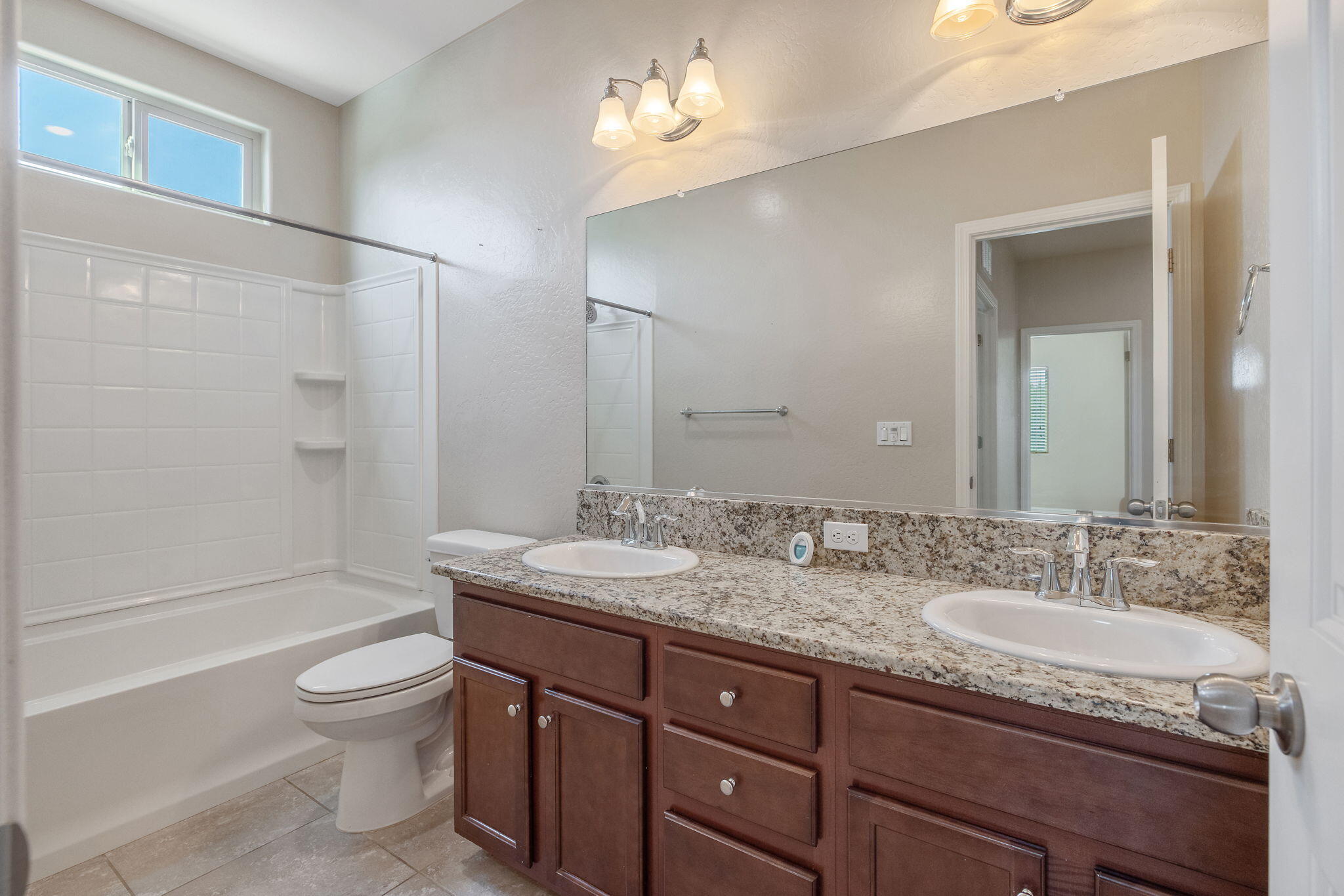 2347 W Babcock Ave, Visalia, CA 93291