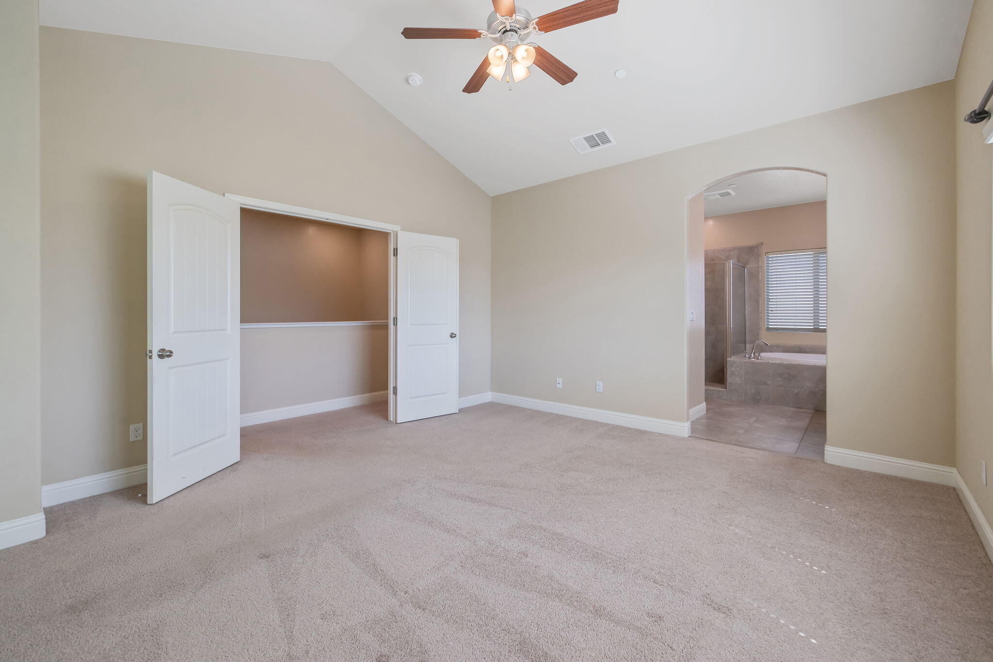 2347 W Babcock Ave, Visalia, CA 93291