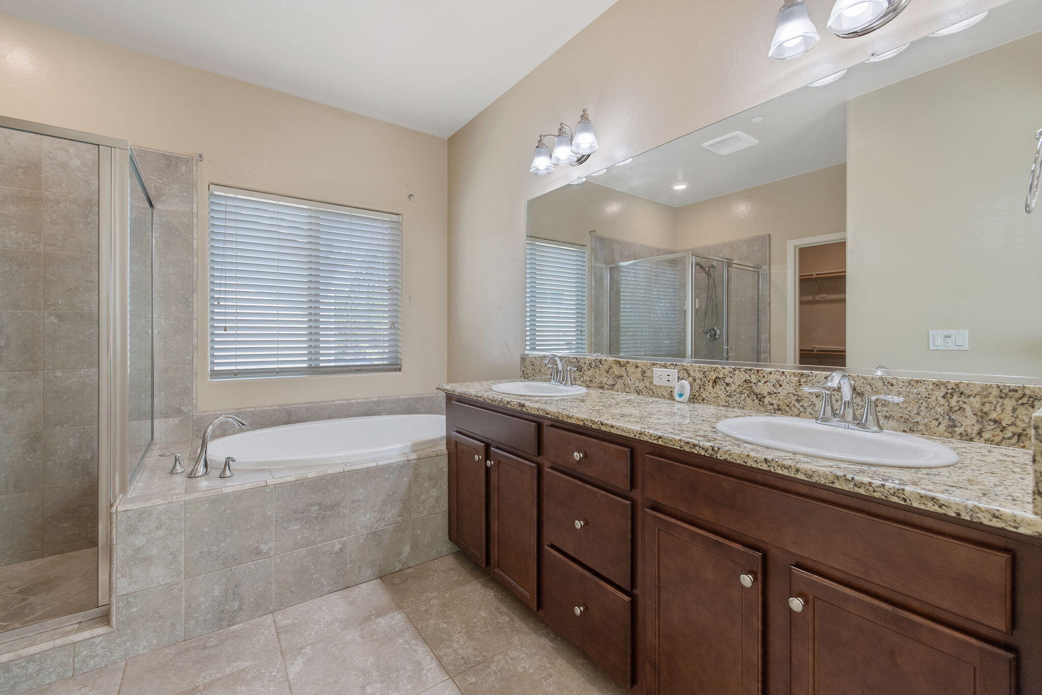 2347 W Babcock Ave, Visalia, CA 93291