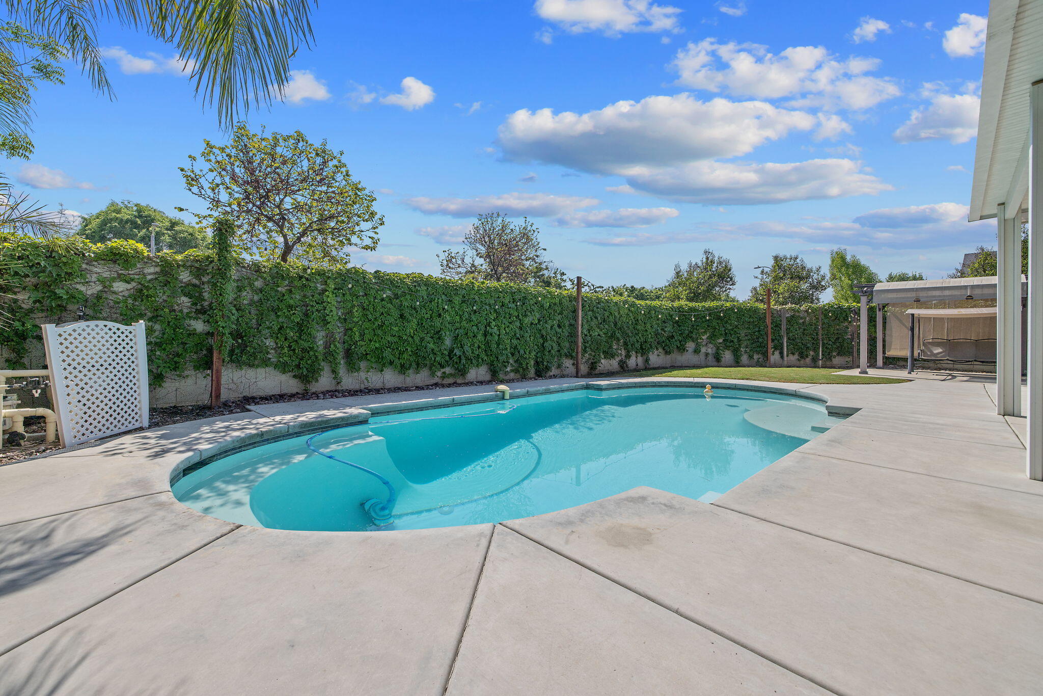 2347 W Babcock Ave, Visalia, CA 93291