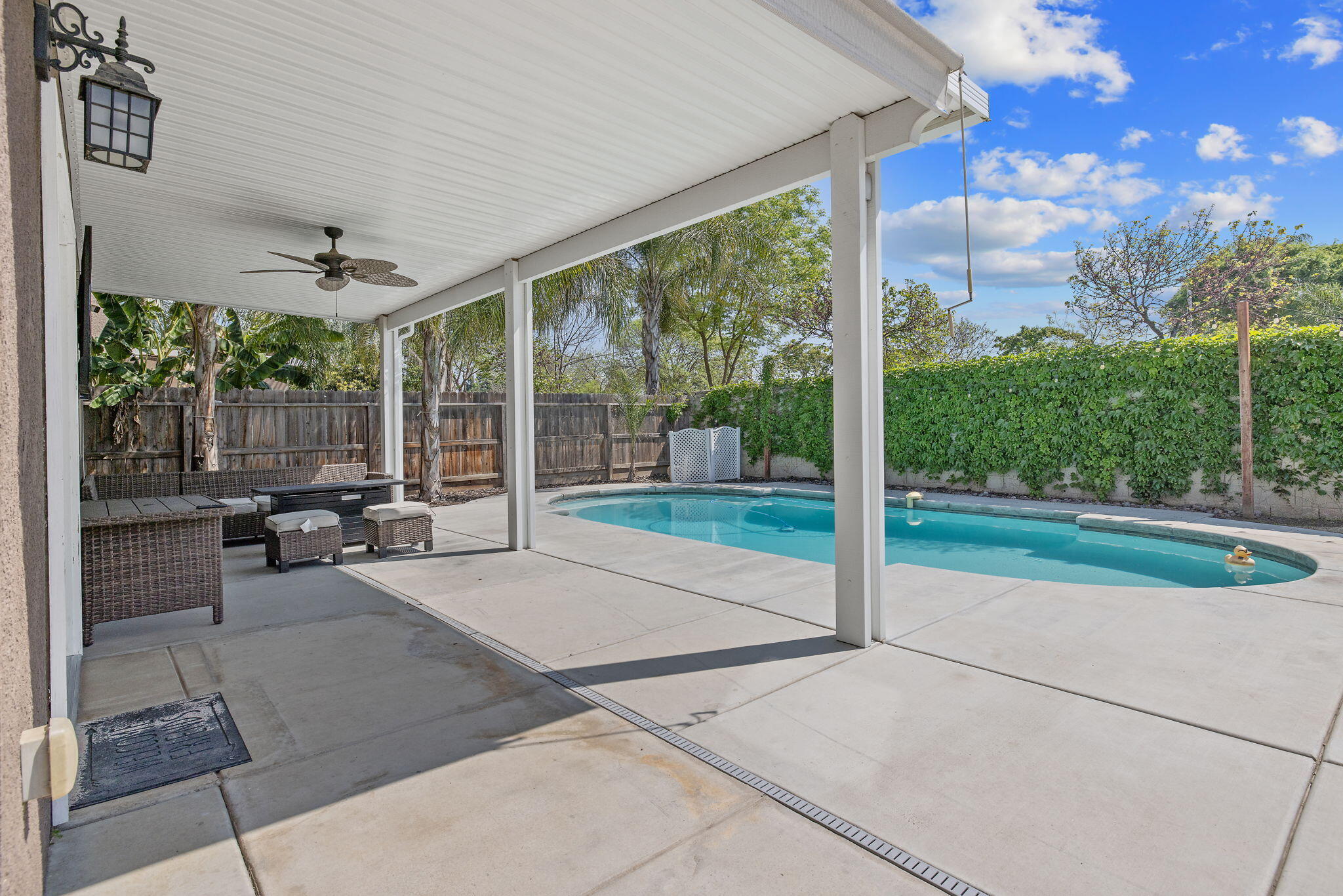 2347 W Babcock Ave, Visalia, CA 93291