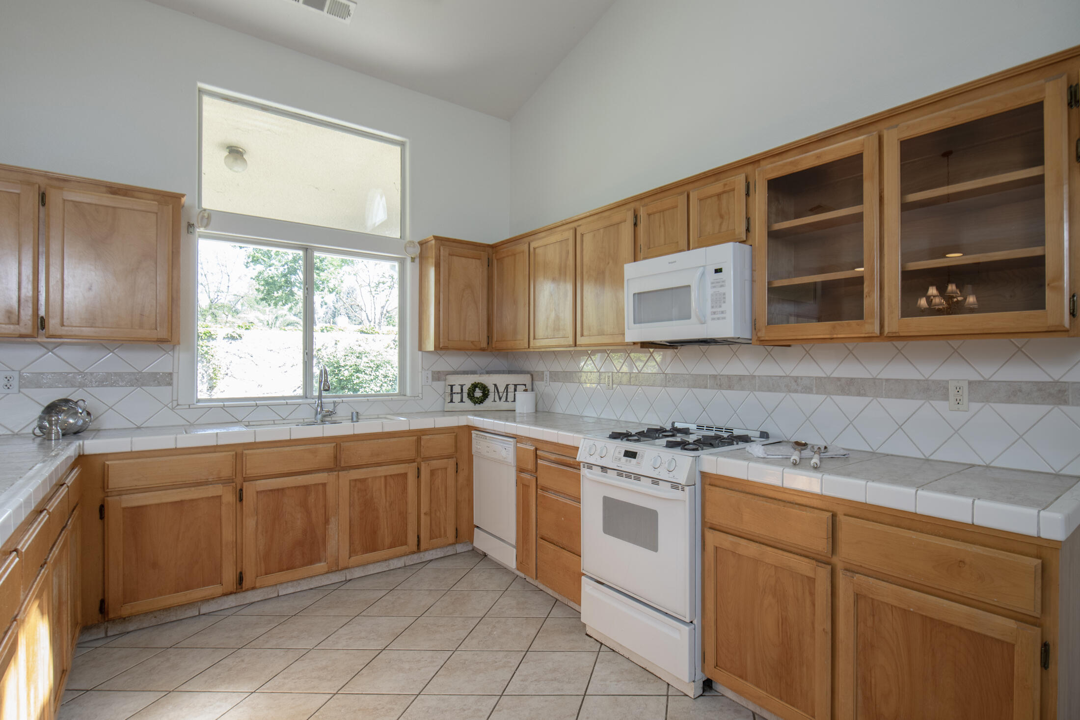 2738 W Ceres Ct, Visalia, CA 93291