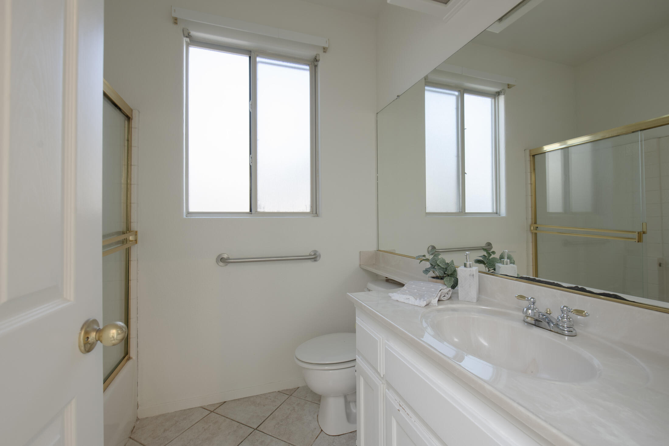 2738 W Ceres Ct, Visalia, CA 93291