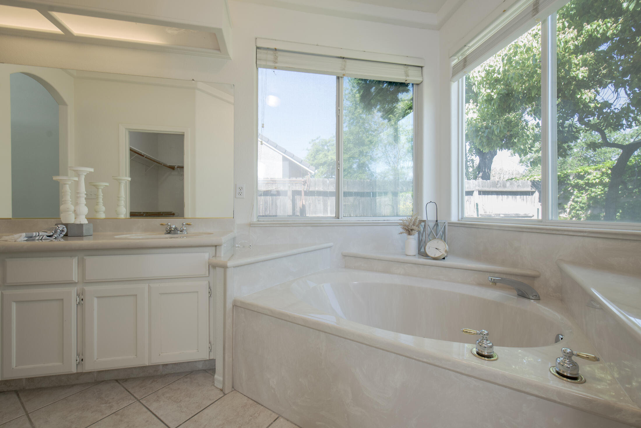 2738 W Ceres Ct, Visalia, CA 93291