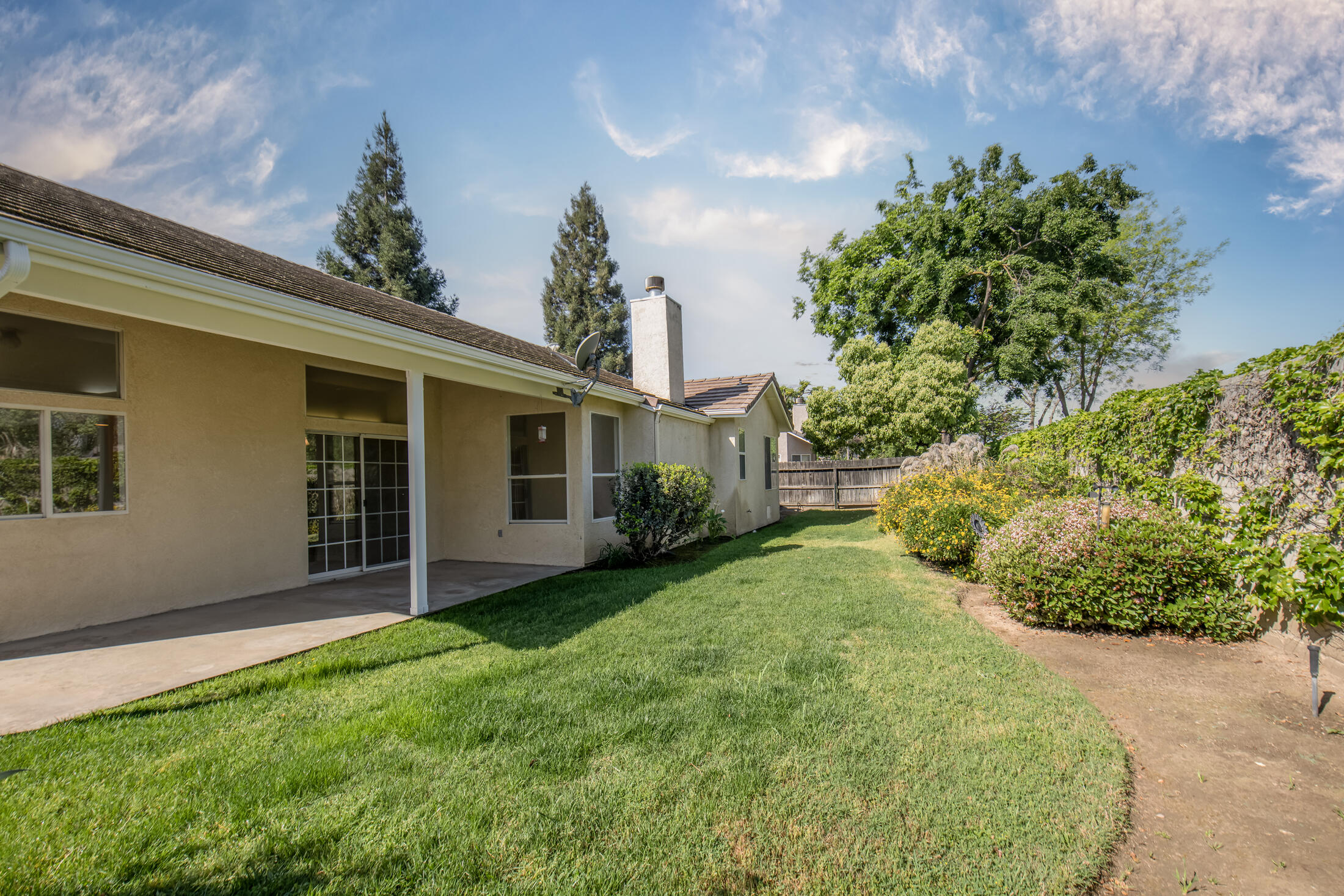 2738 W Ceres Ct, Visalia, CA 93291